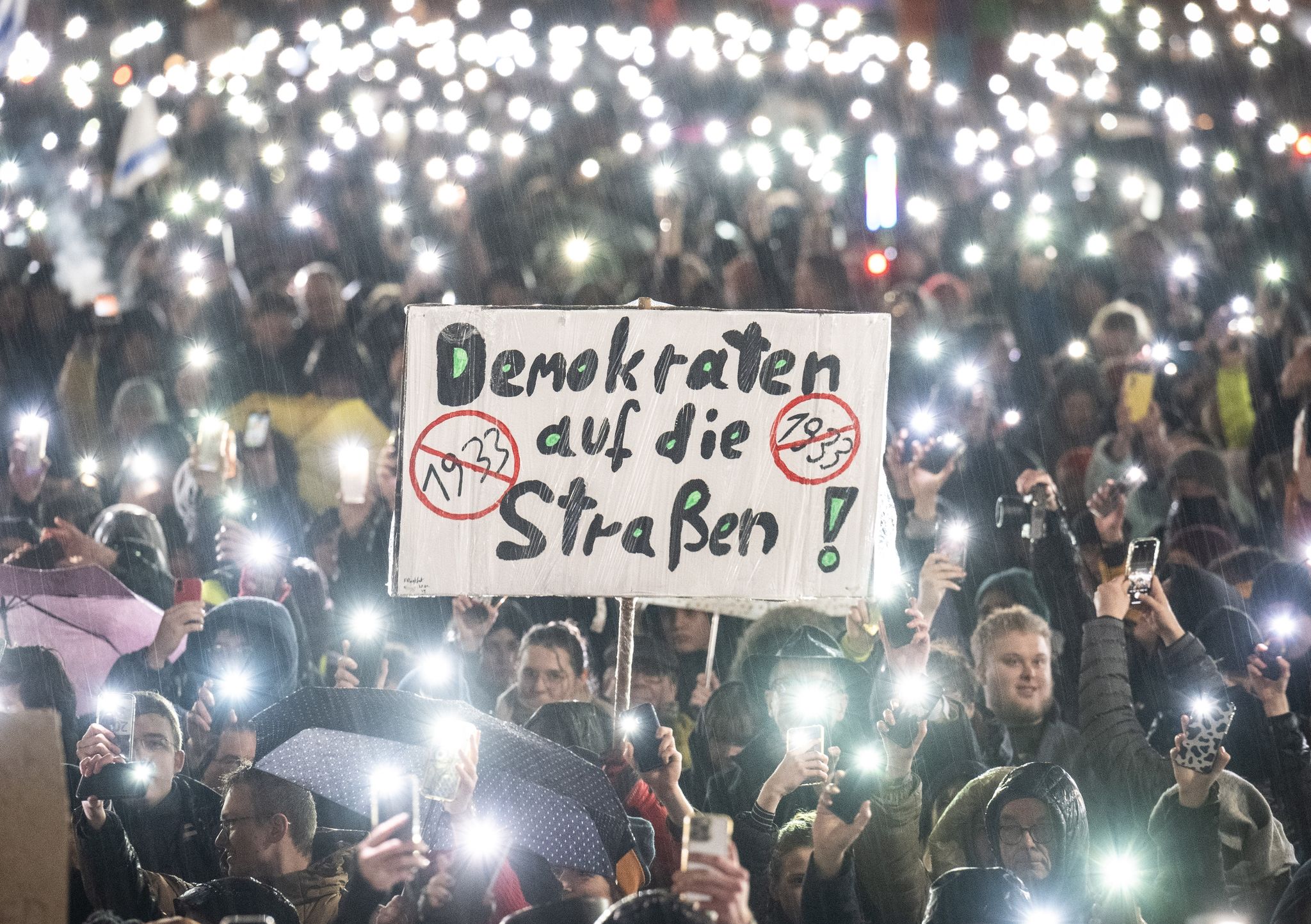 Zehntausende Teilnehmer bei Demonstrationen gegen rechts