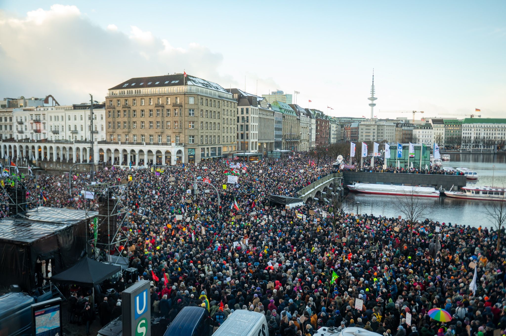 Demo gegen rechts wegen Massenandrangs abgebrochen
