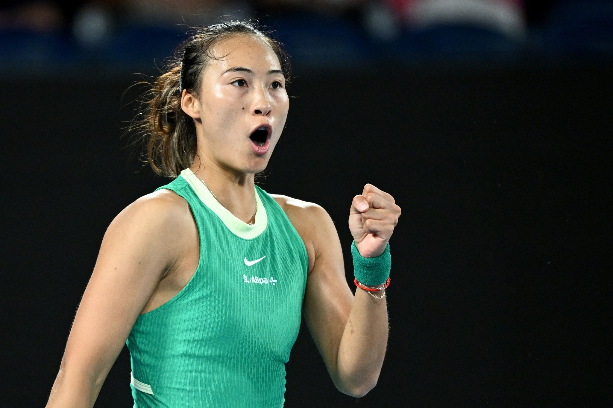 Tennis-Talent Zheng Qinwen fordert Titelverteidigerin Aryna Sabalenka im Finale der Australian Open heraus