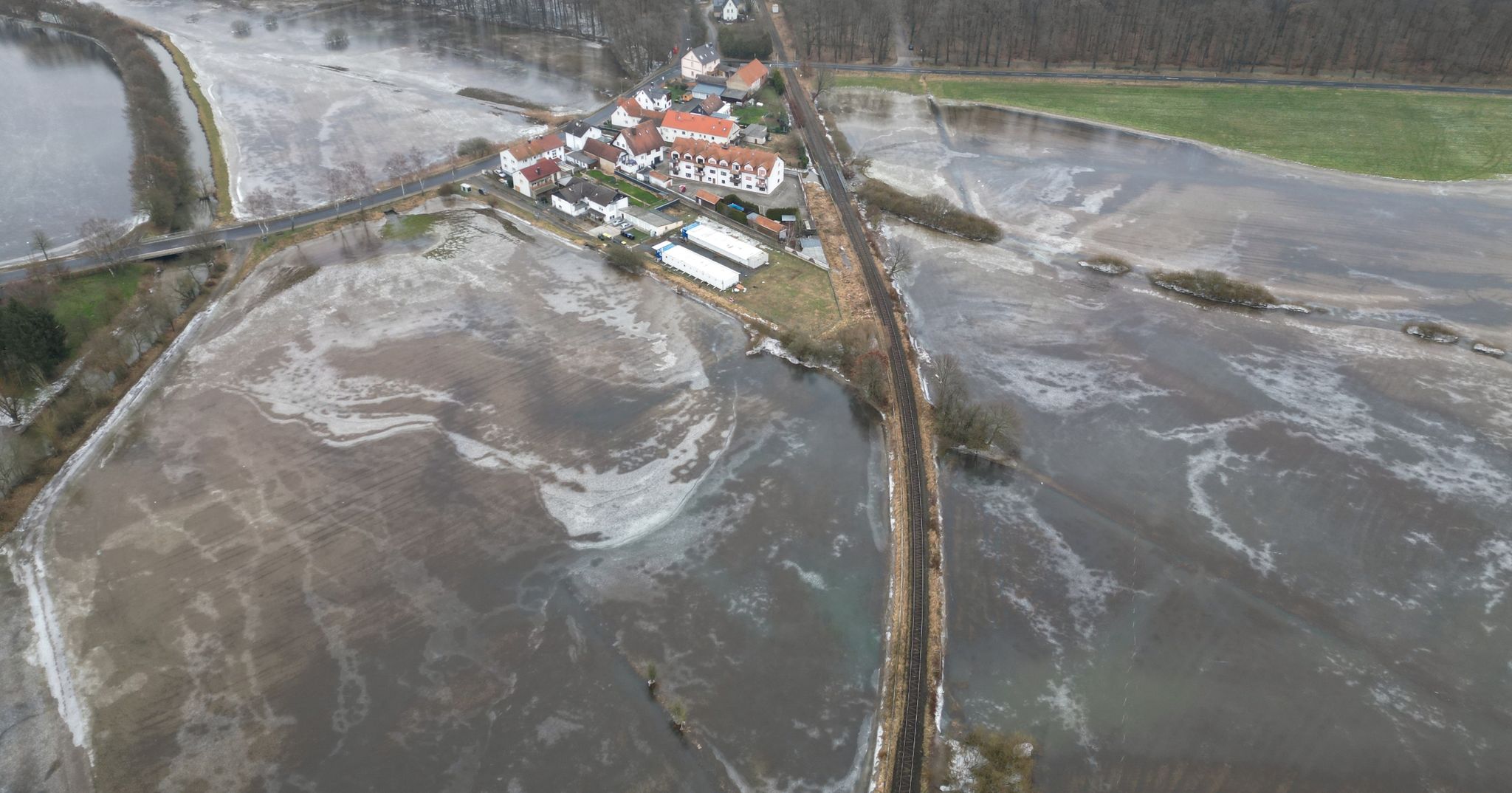 Wasser in Überschwemmungsgebieten fließt nur langsam ab