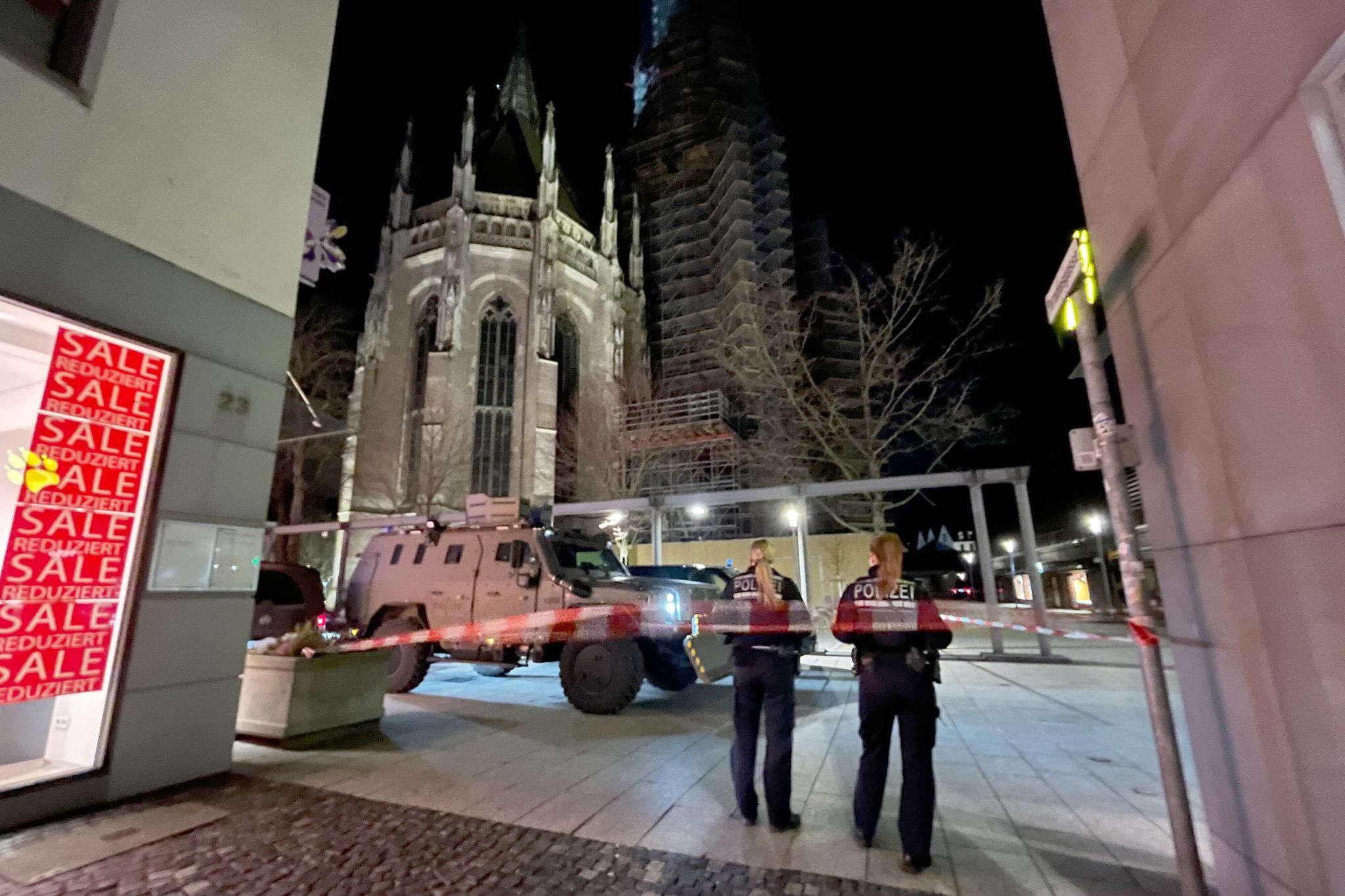 Polizeieinsatz in Ulm: Unbekannter hält Menschen in Café fest – Schüsse gefallen!