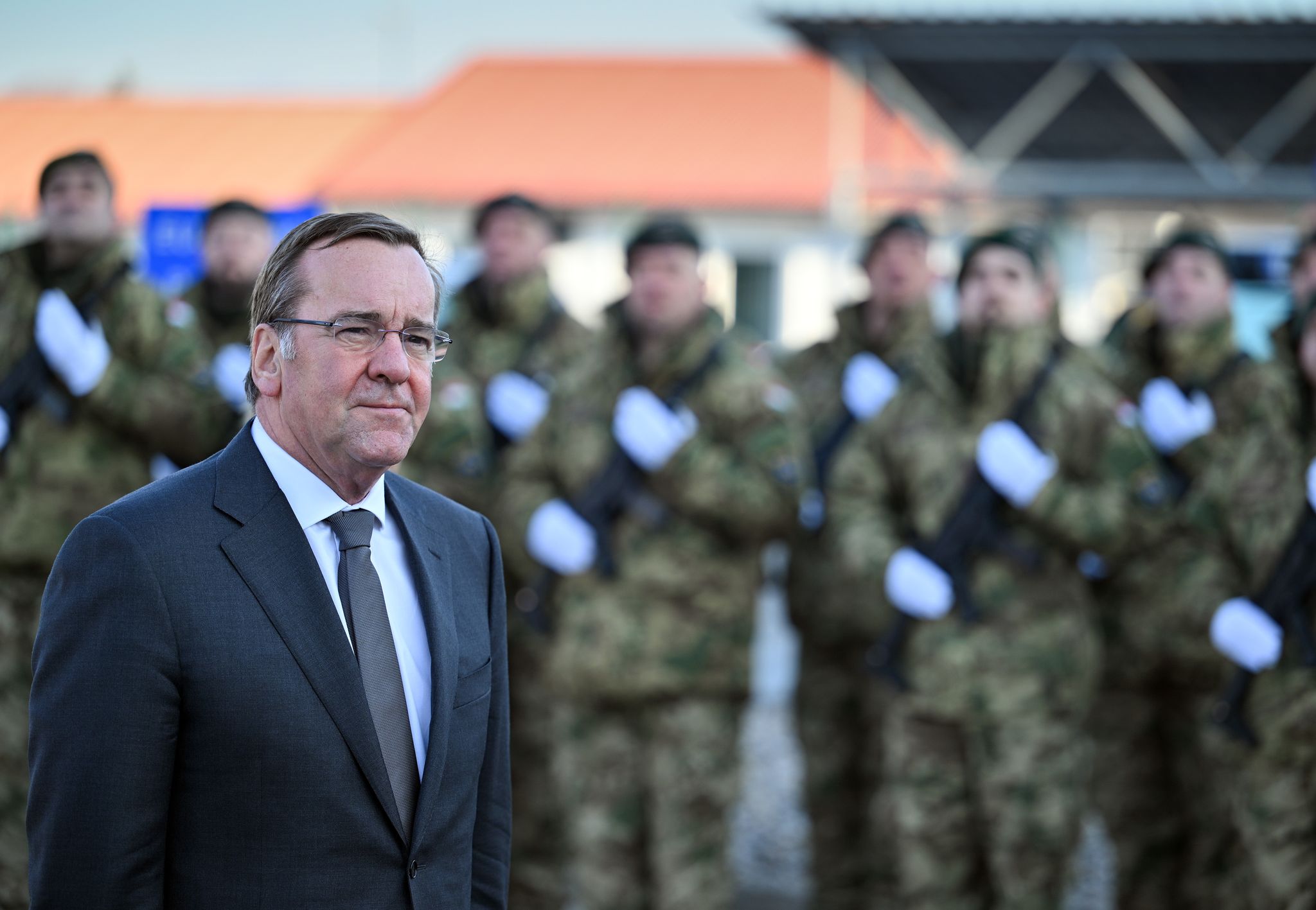 Verteidigungsminister fordert serbischen Präsidenten zur Deeskalation auf