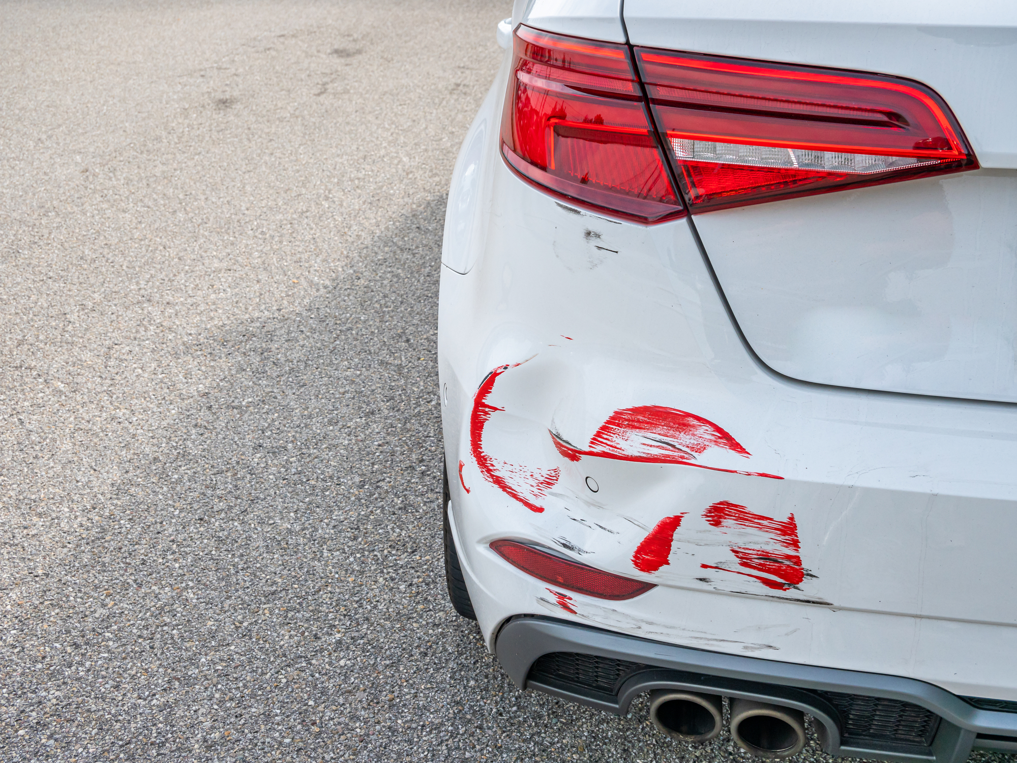 Unfall in Böblingen: Audi beschädigt und weggefahren