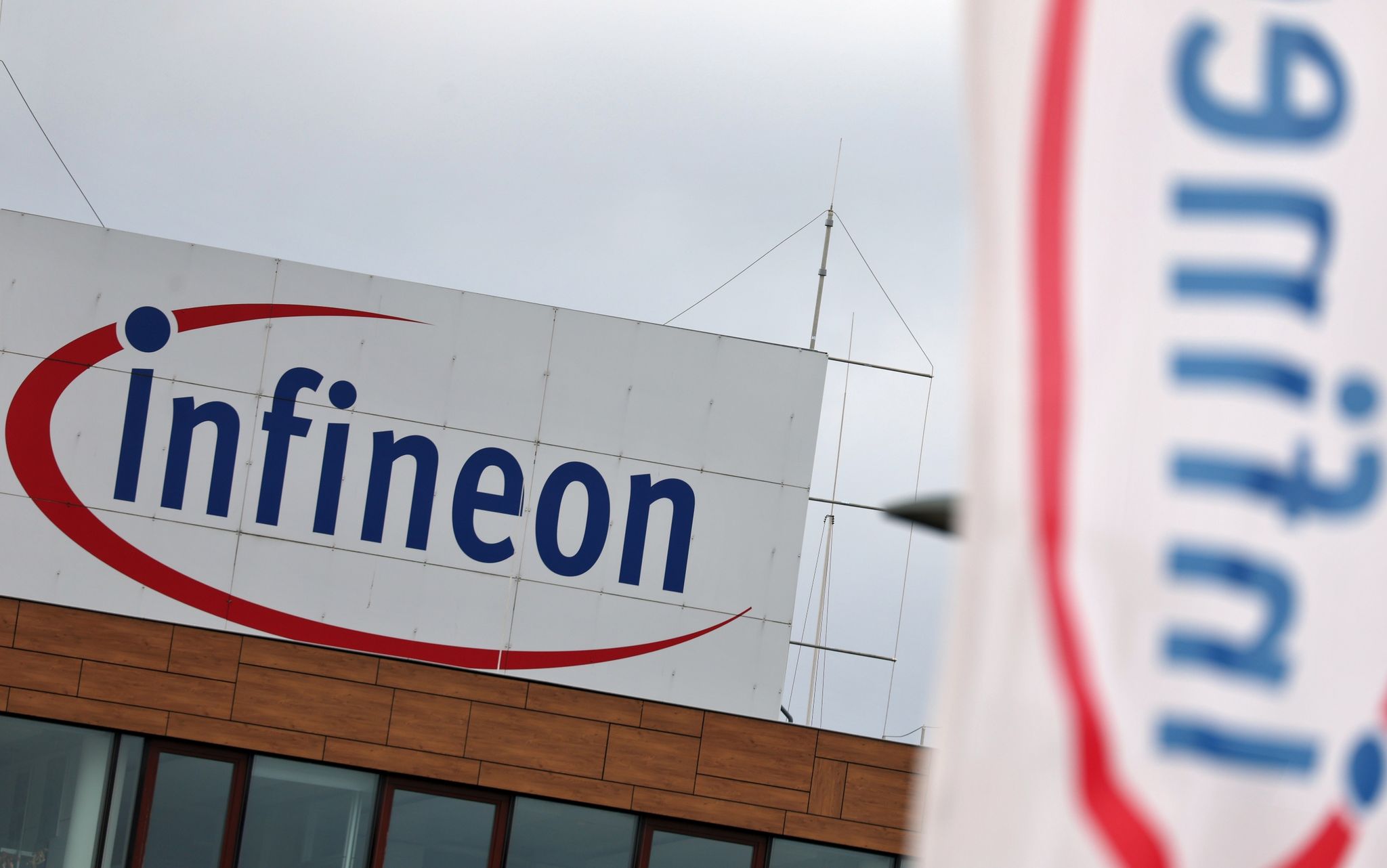 Infineon senkt Prognose aufgrund schwächerer Nachfrage und stärkerem Euro