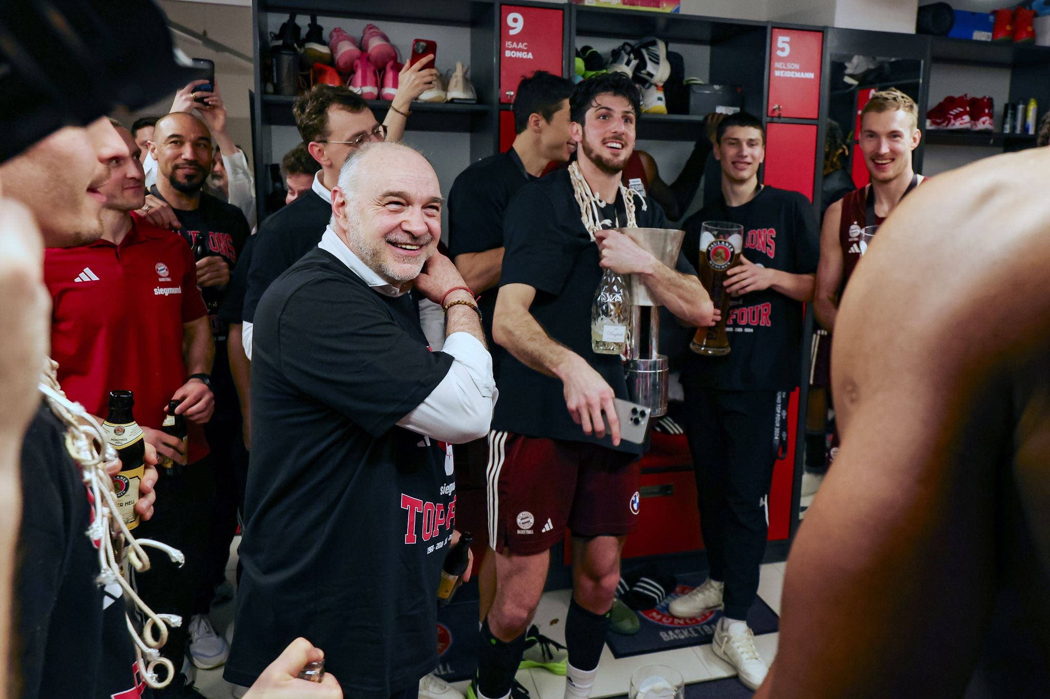 Bayerns Star-Coach Laso erleichtert nach Pokalsieg