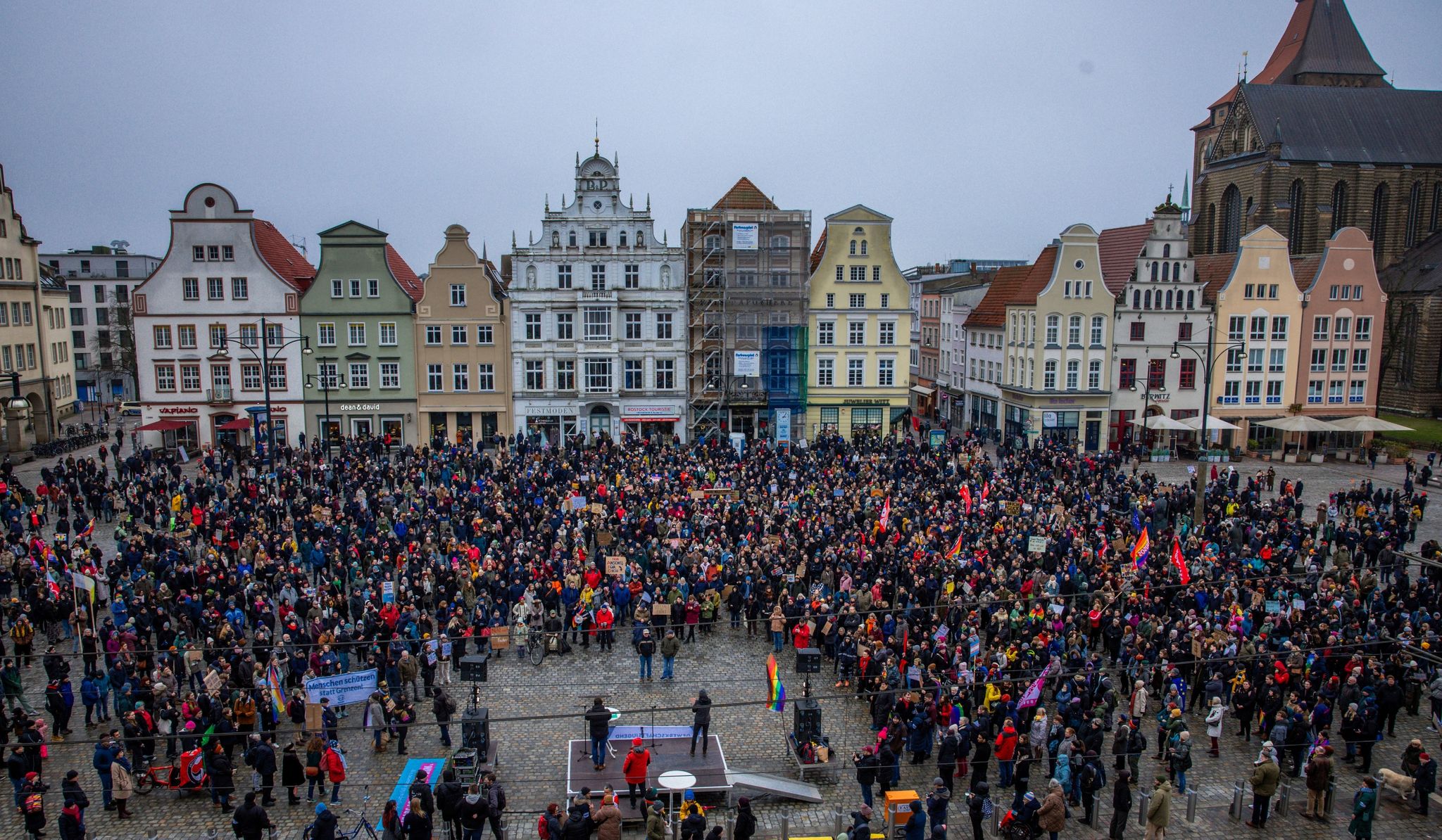 Tausende demonstrieren bundesweit gegen rechts und für eine offene Gesellschaft