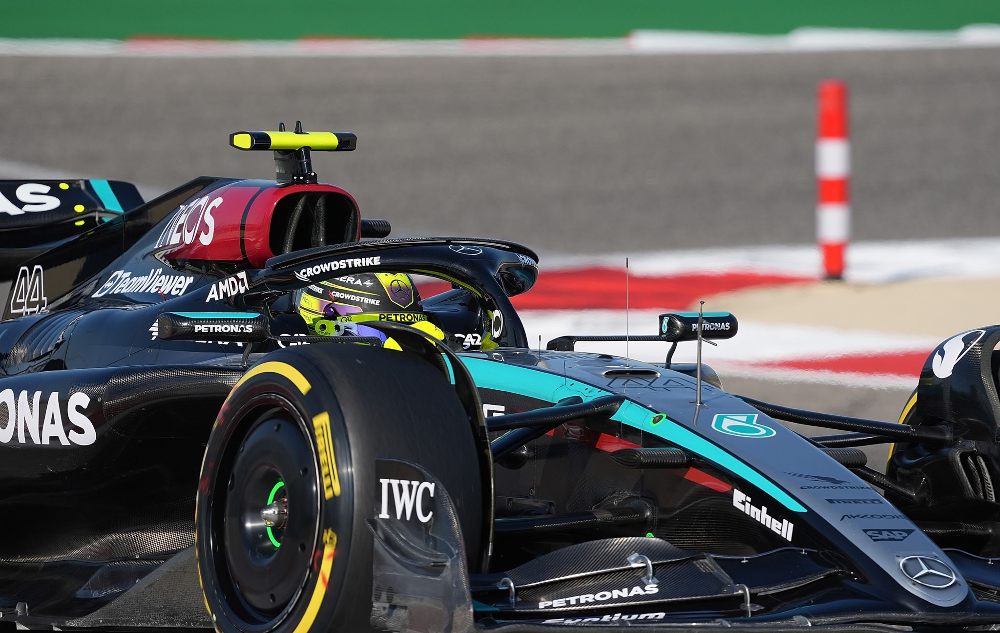 Mercedes stark in der Wüste: Hamilton mit Tagesbestzeit