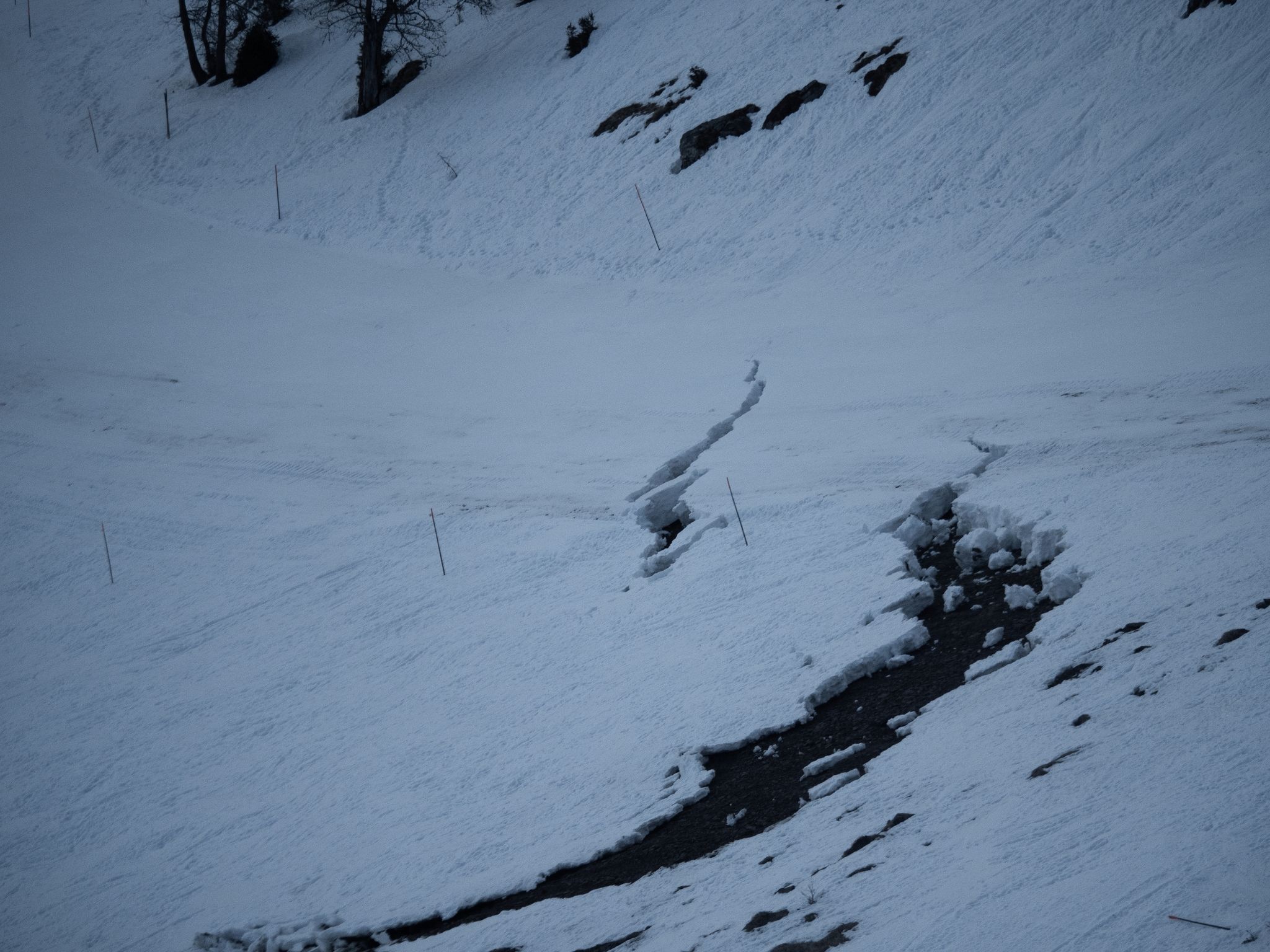 Mildes Wetter führt zu Riss in steiler Skipiste