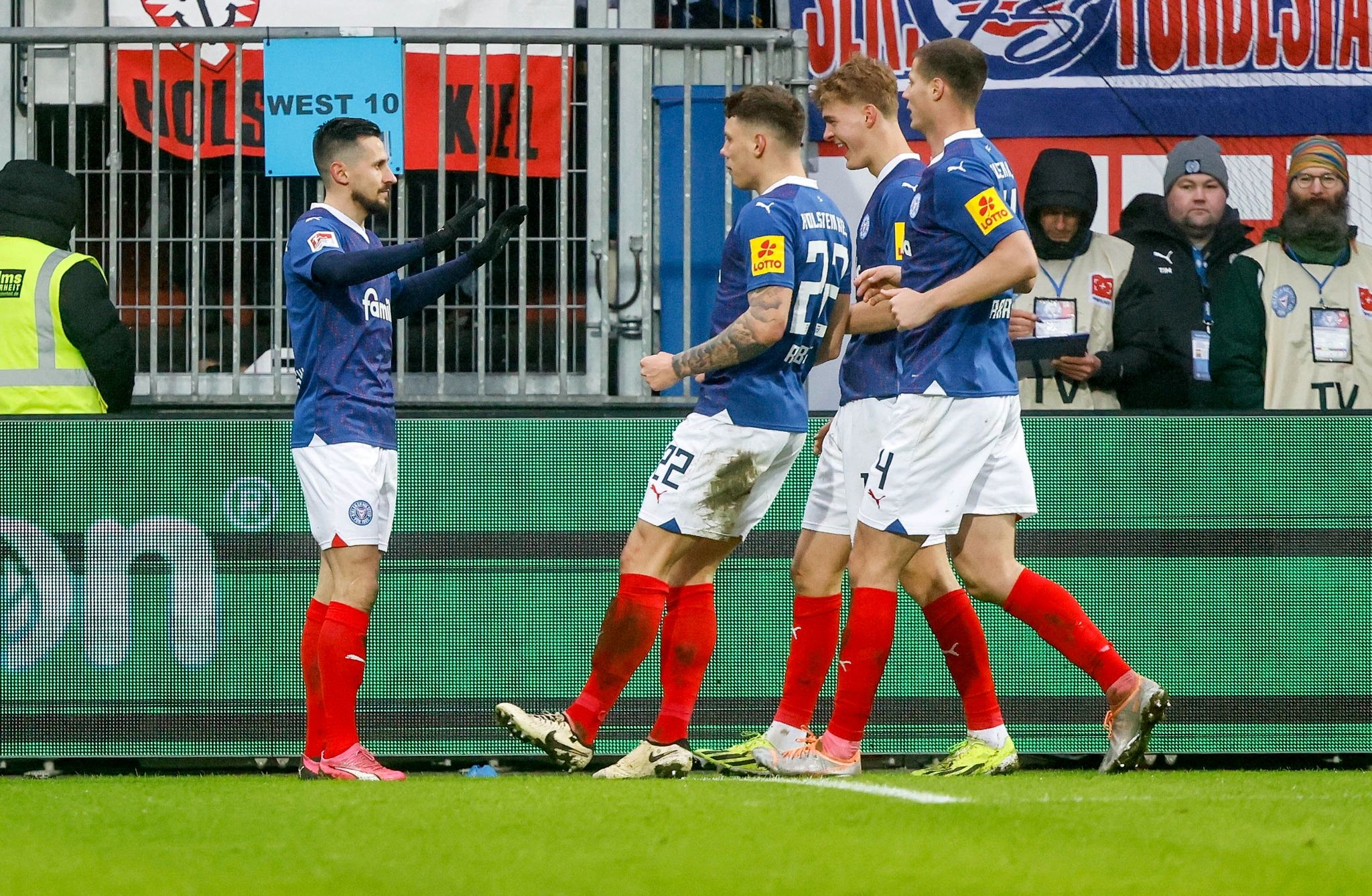 Holstein Kiel gewinnt gegen Schalke und erklimmt Aufstiegsplatz