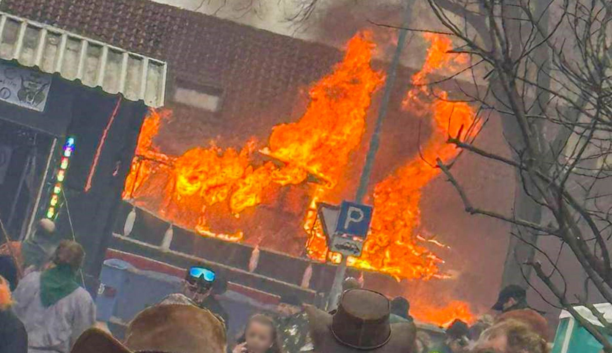 Brand bei Fastnachtsumzug in Kehl: Sechs Verletzte und Umzug abgebrochen