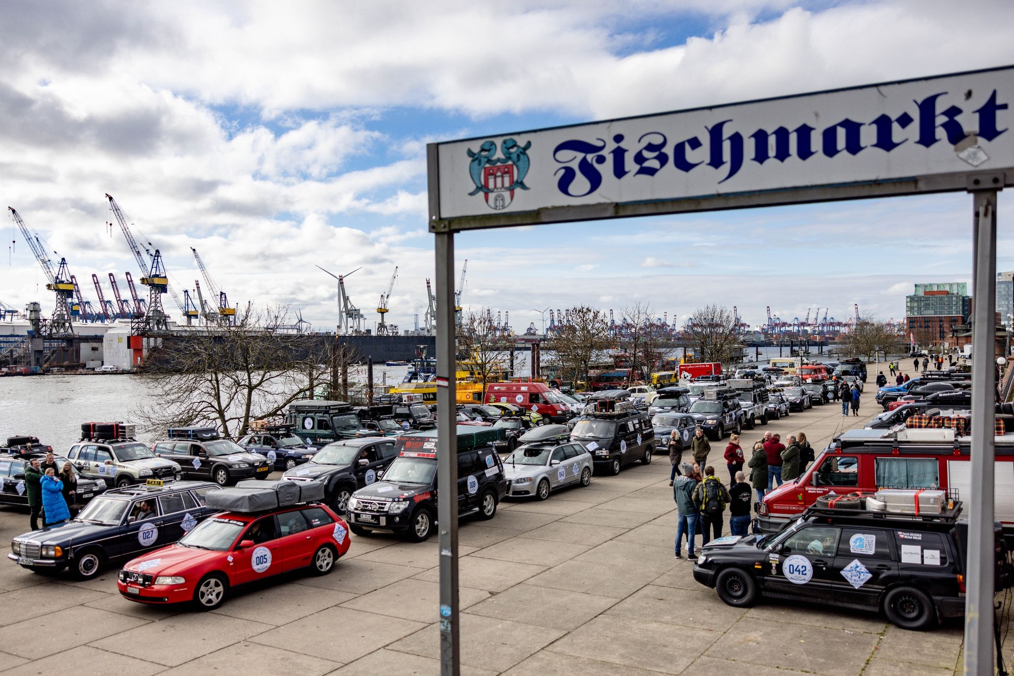 Ältere Autos und Motorräder starten Rallye zum Polarkreis