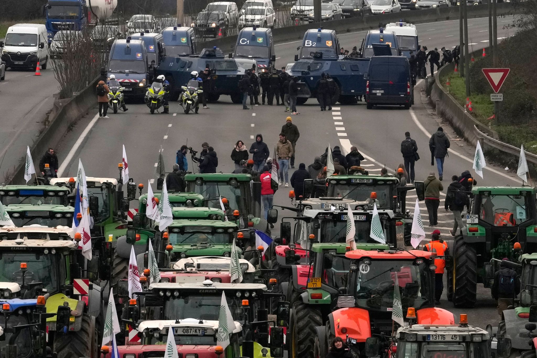 Frankreichs Landwirte protestieren weiter – Regierung verspricht mehr Unterstützung