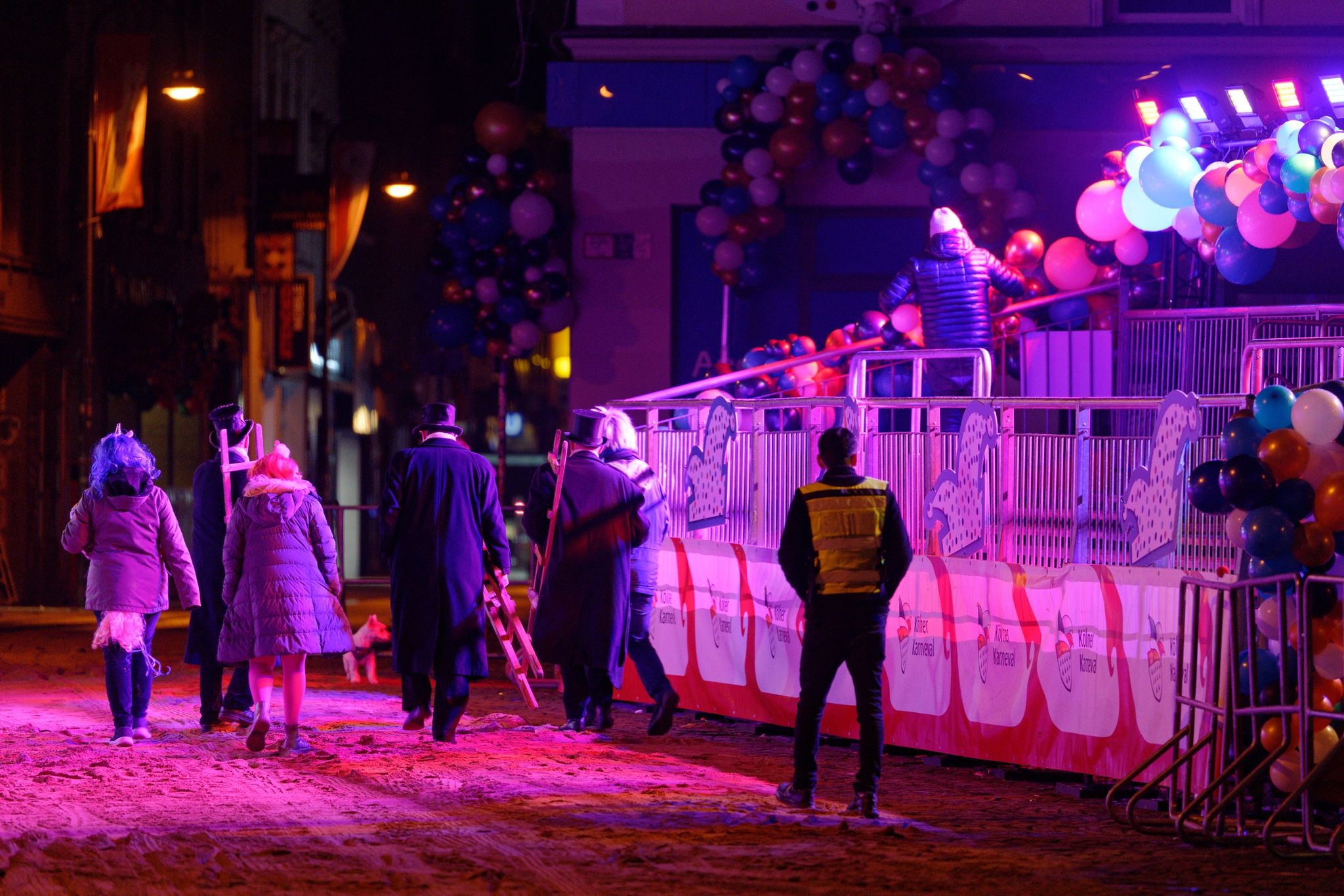 Früher Start in den Rosenmontag auf Kölns Straßen