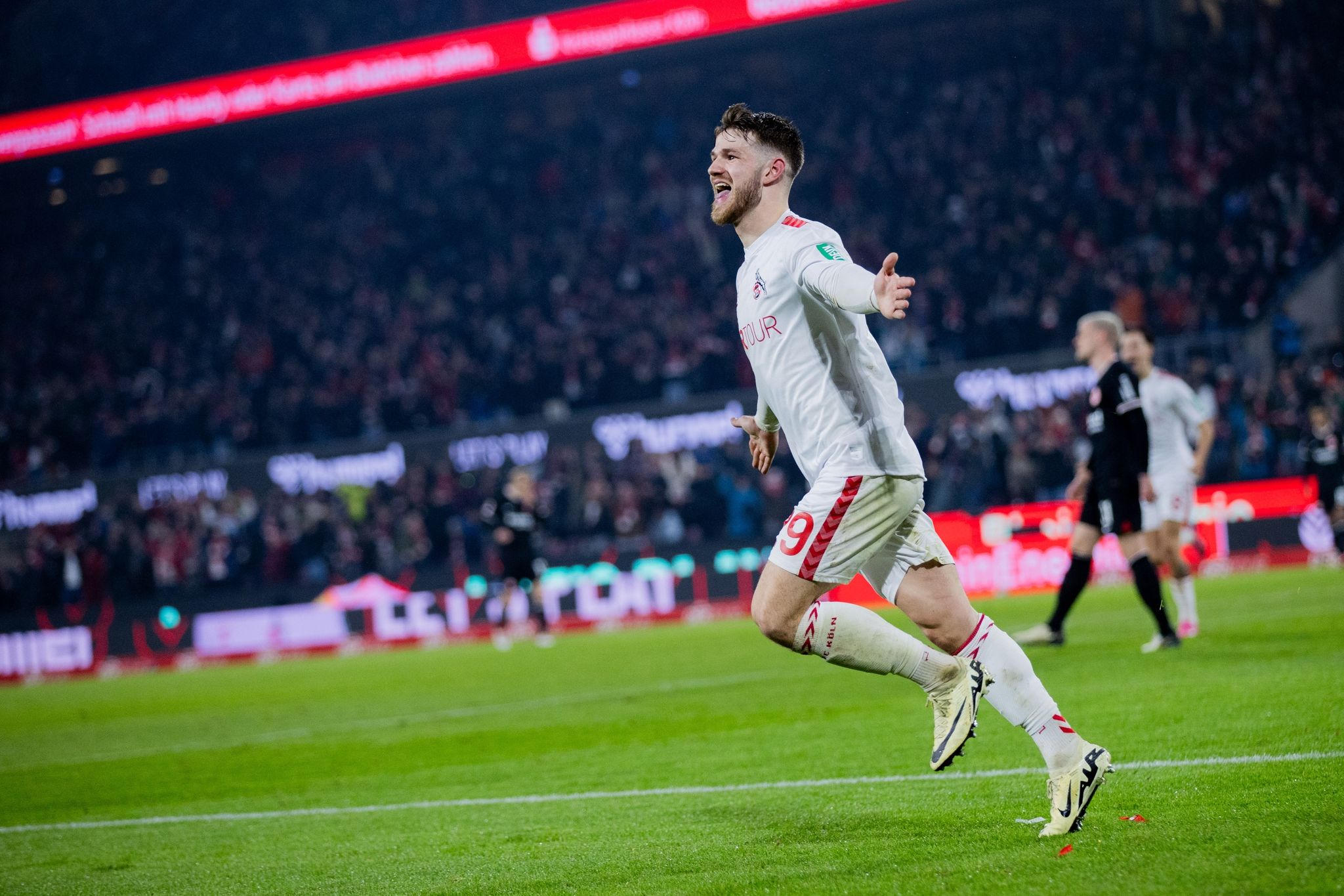 1. FC Köln siegt im Abstiegskampf der Bundesliga mit 2:0 gegen Eintracht Frankfurt