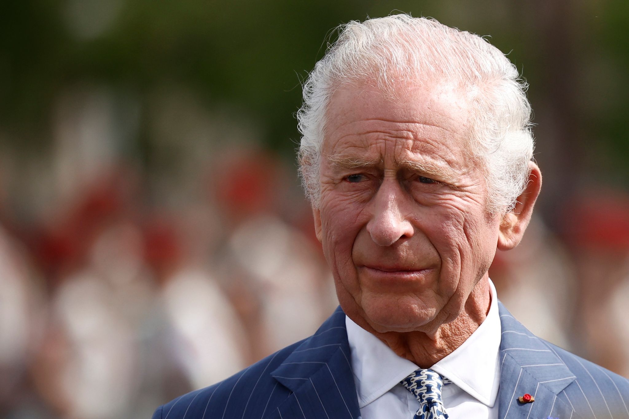 König Charles III. mit Krebs diagnostiziert, beginnt Behandlungen und nimmt keine öffentlichen Termine wahr. Prinz Harry plant Besuch bei seinem erkrankten Vater.