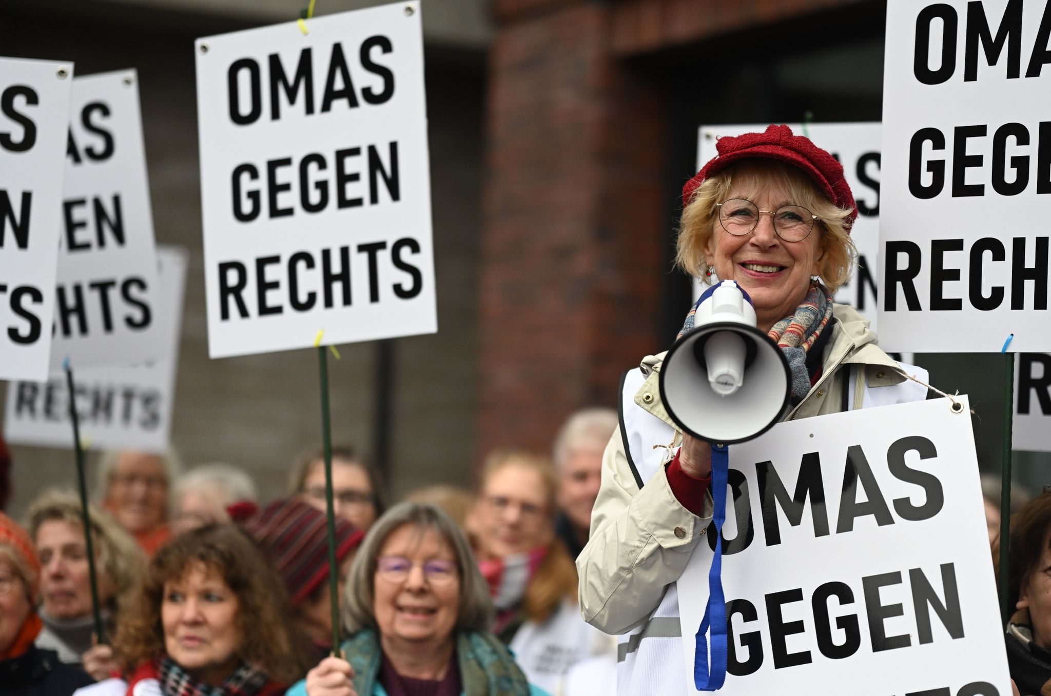 Alt, laut und mutig: Omas gegen rechts werden sichtbarer