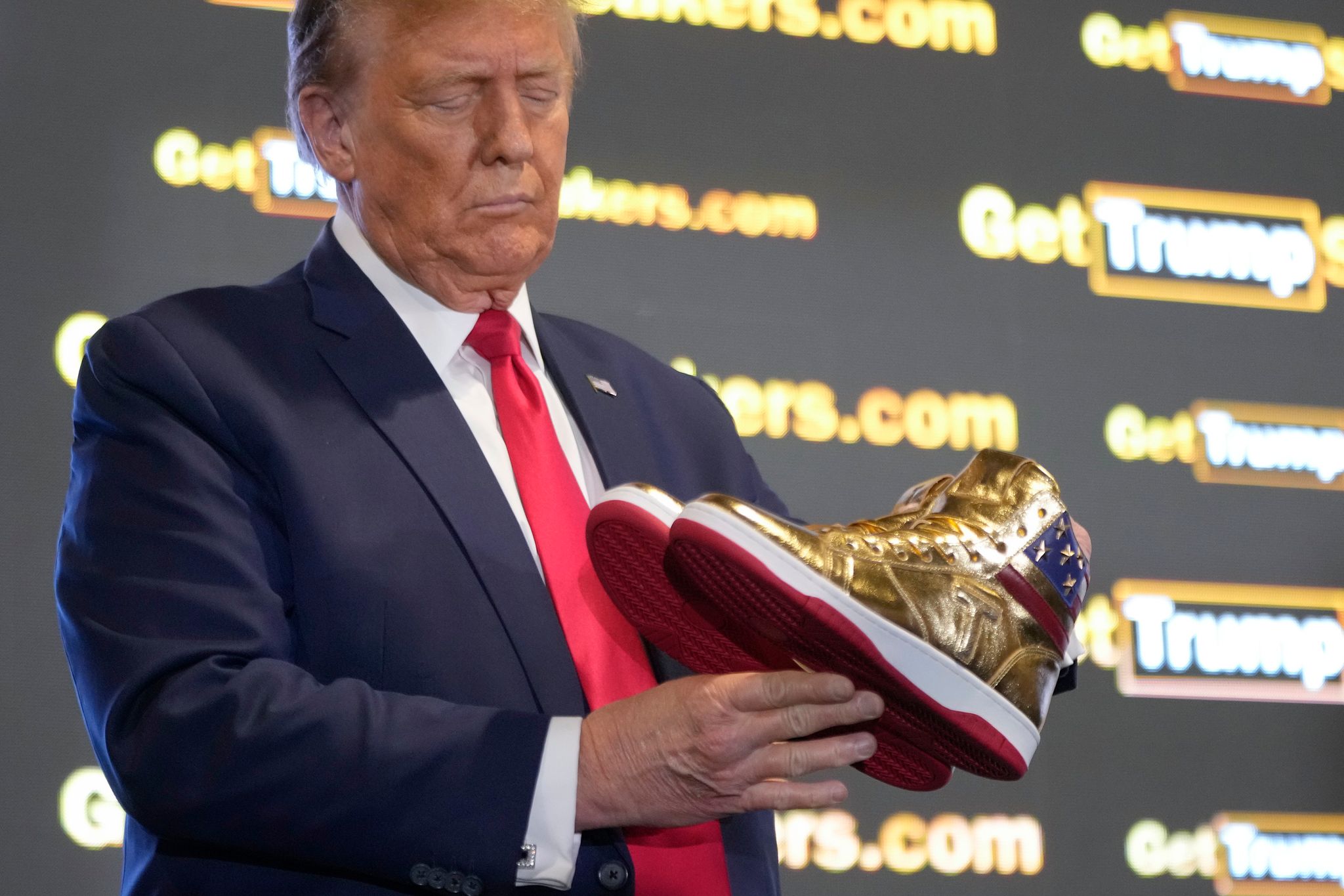 Fanartikel: Trump stellt goldene Sneaker für 399 Dollar vor
