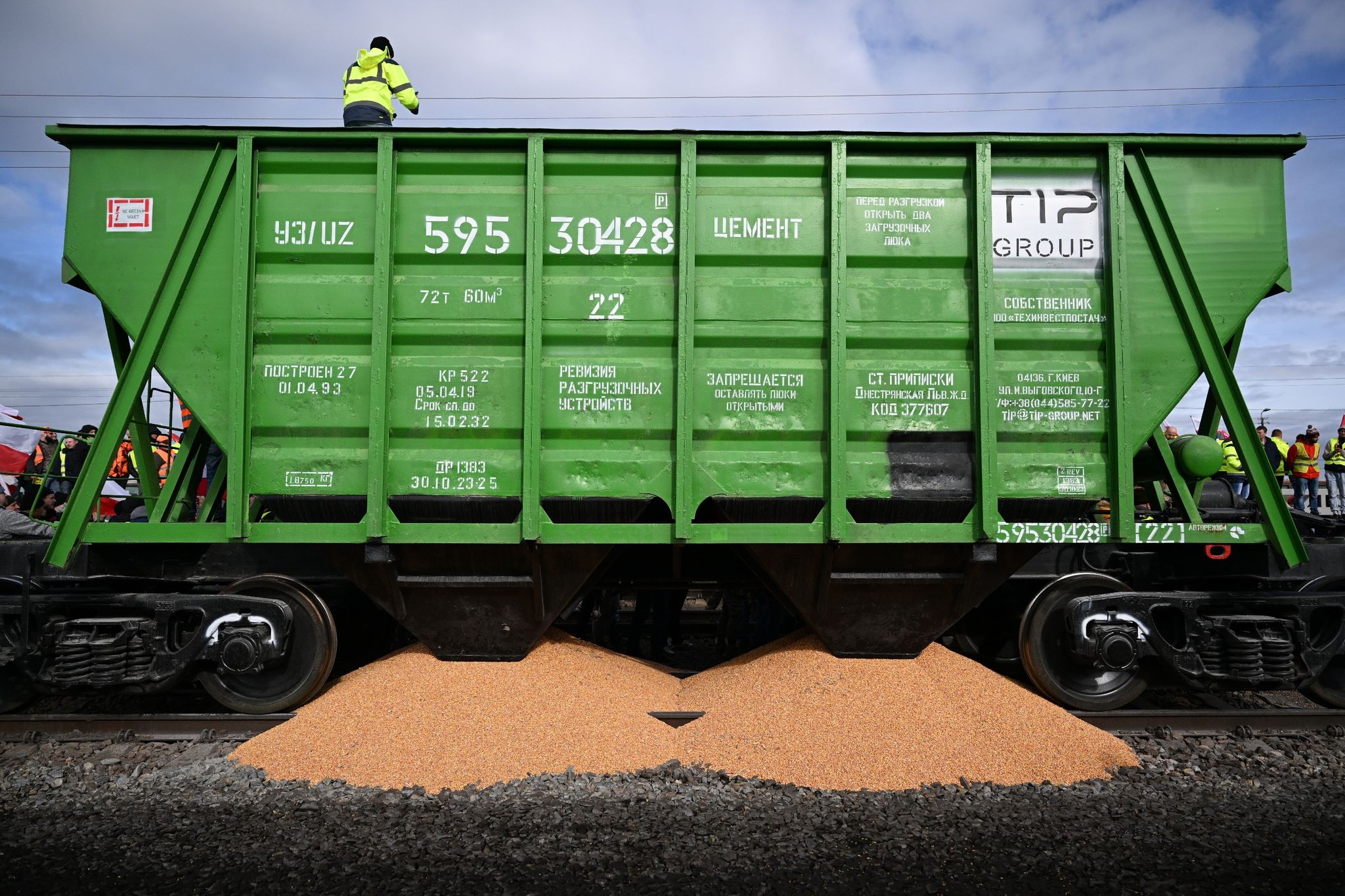 Polnische Bauern blockieren Gleise mit ukrainischem Getreide, singen Nationalhymne