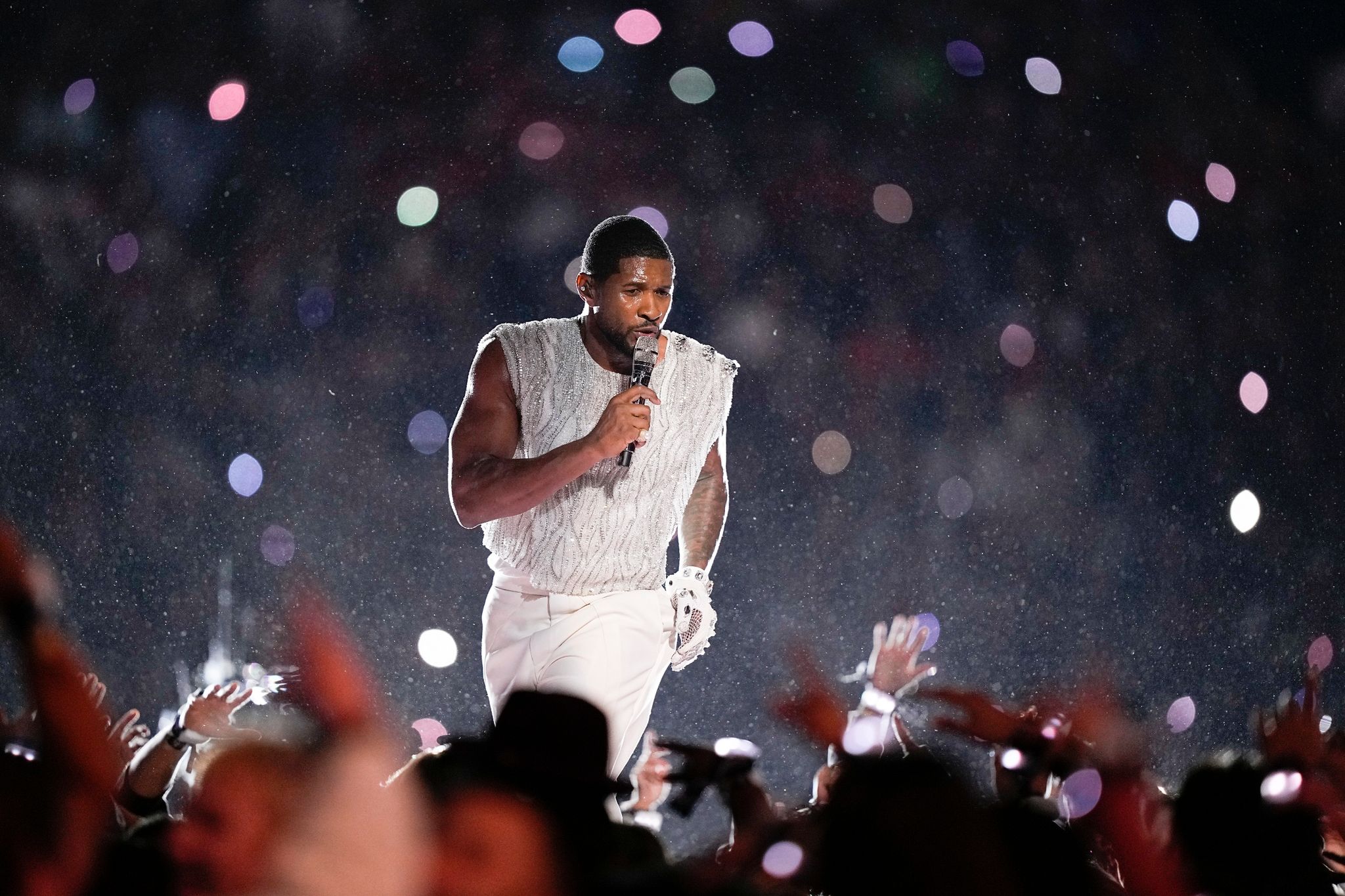 Usher begeistert mit Hits und Überraschungsgästen in der Super Bowl Halbzeitshow