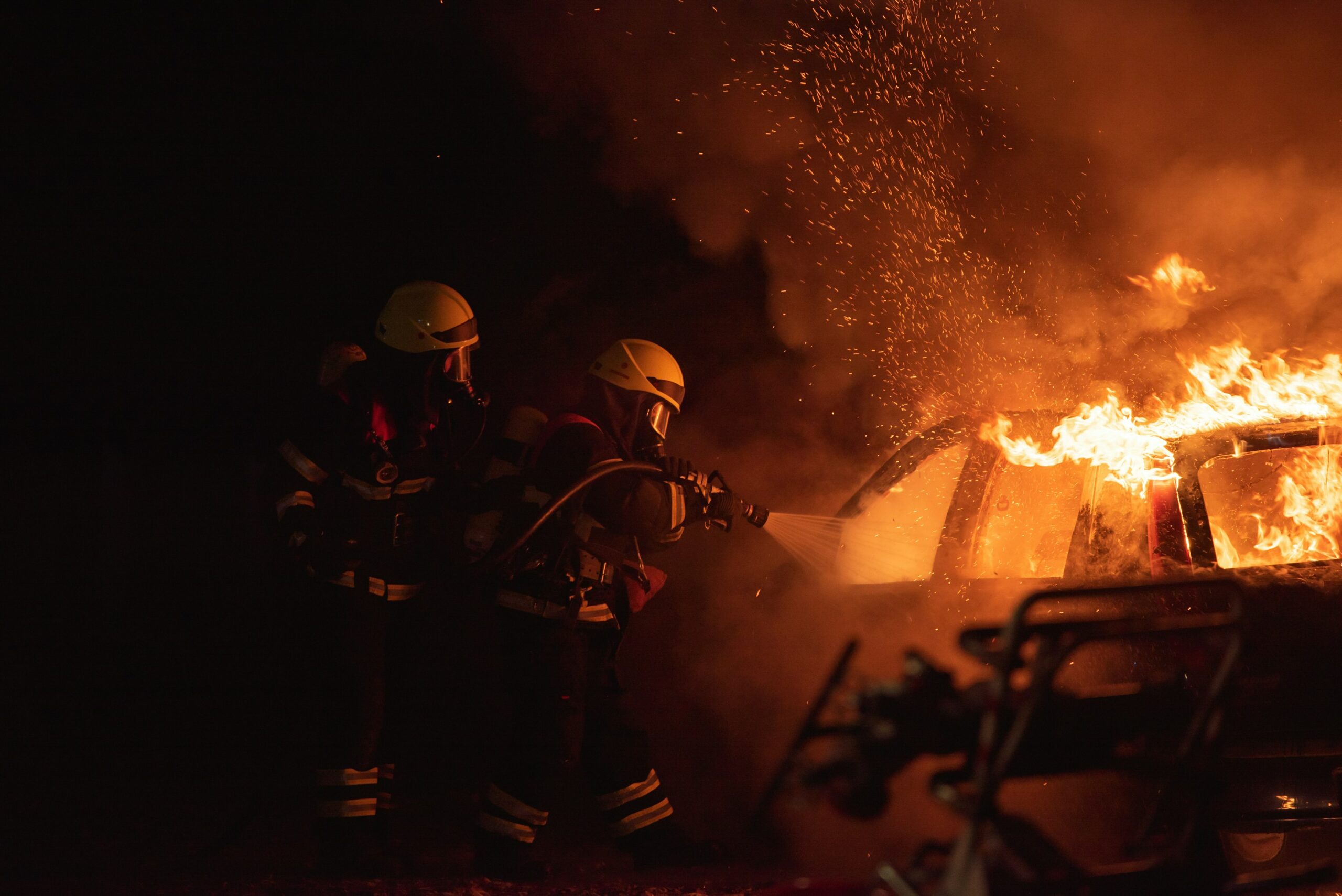 Feuerwehr löscht brennenden Laubhaufen in Weida