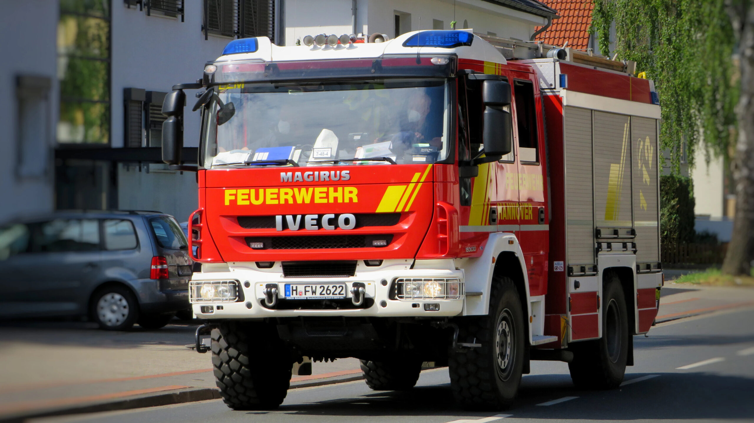 Rhein-Neckar-Kreis: Brand eines Fahrzeuges auf B291 bei Schwetzingen-Oftersheim, Rettungskräfte im Einsatz