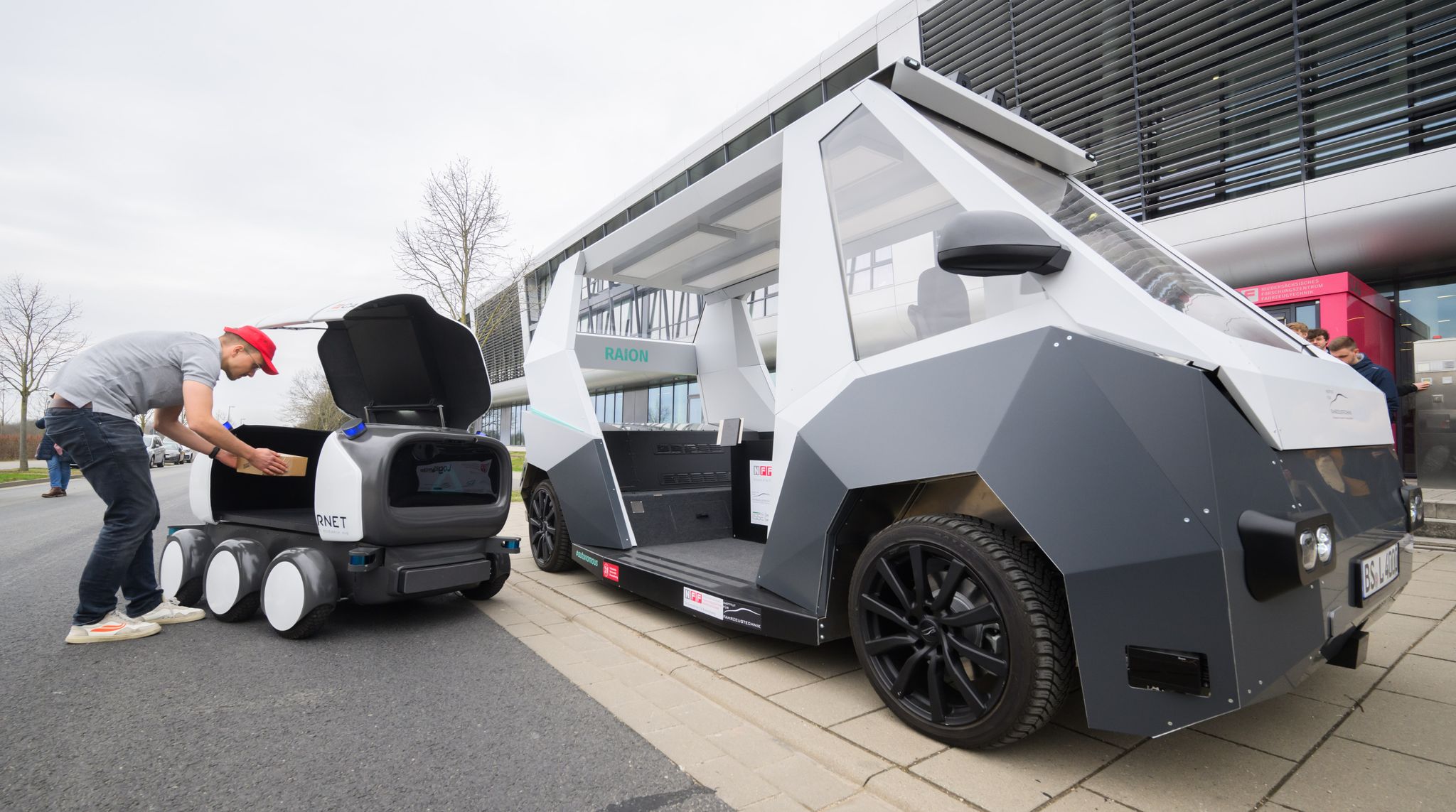 Forscher stellen Roboter für Paketzustellung vor