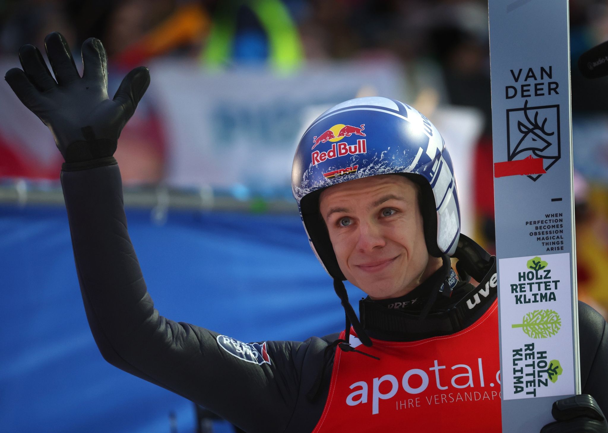 Wellinger springt in Lahti auf Platz zwei und holt auf