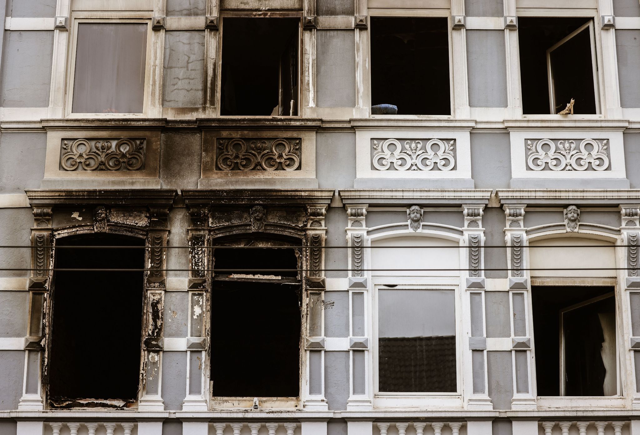Verheerendes Feuer in Mehrfamilienhaus: Familie getötet, Brandlegung vermutet