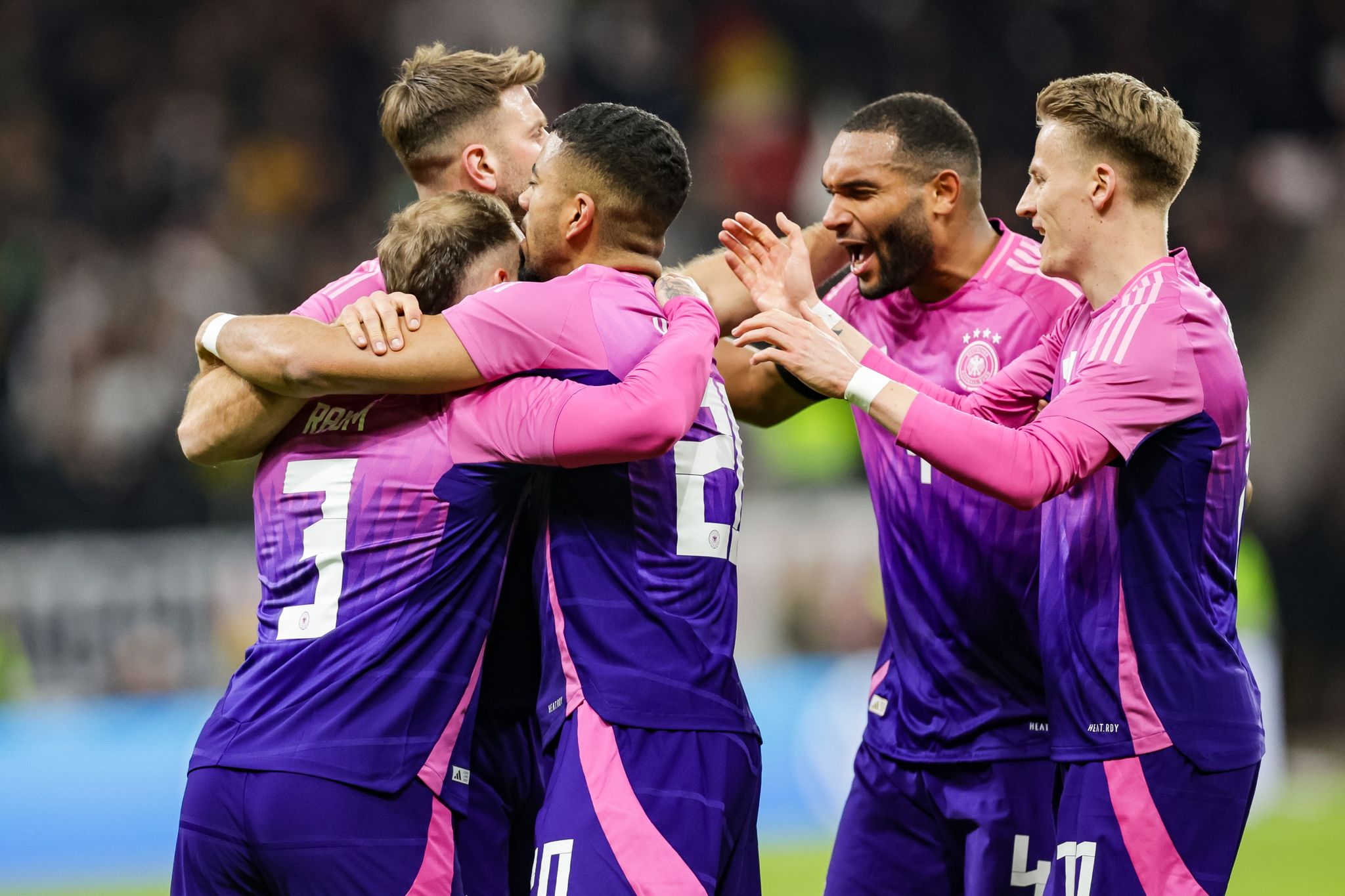 Deutschland siegt gegen Holland im Fußball-Sommermärchen