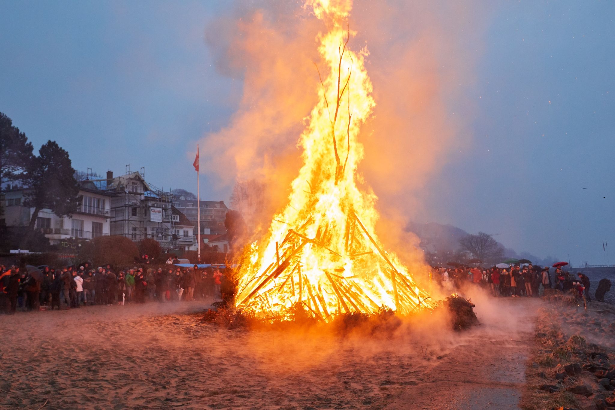 Osterfeuer und Feinstaubbelastung: Brauch mit gesundheitlichen Folgen
