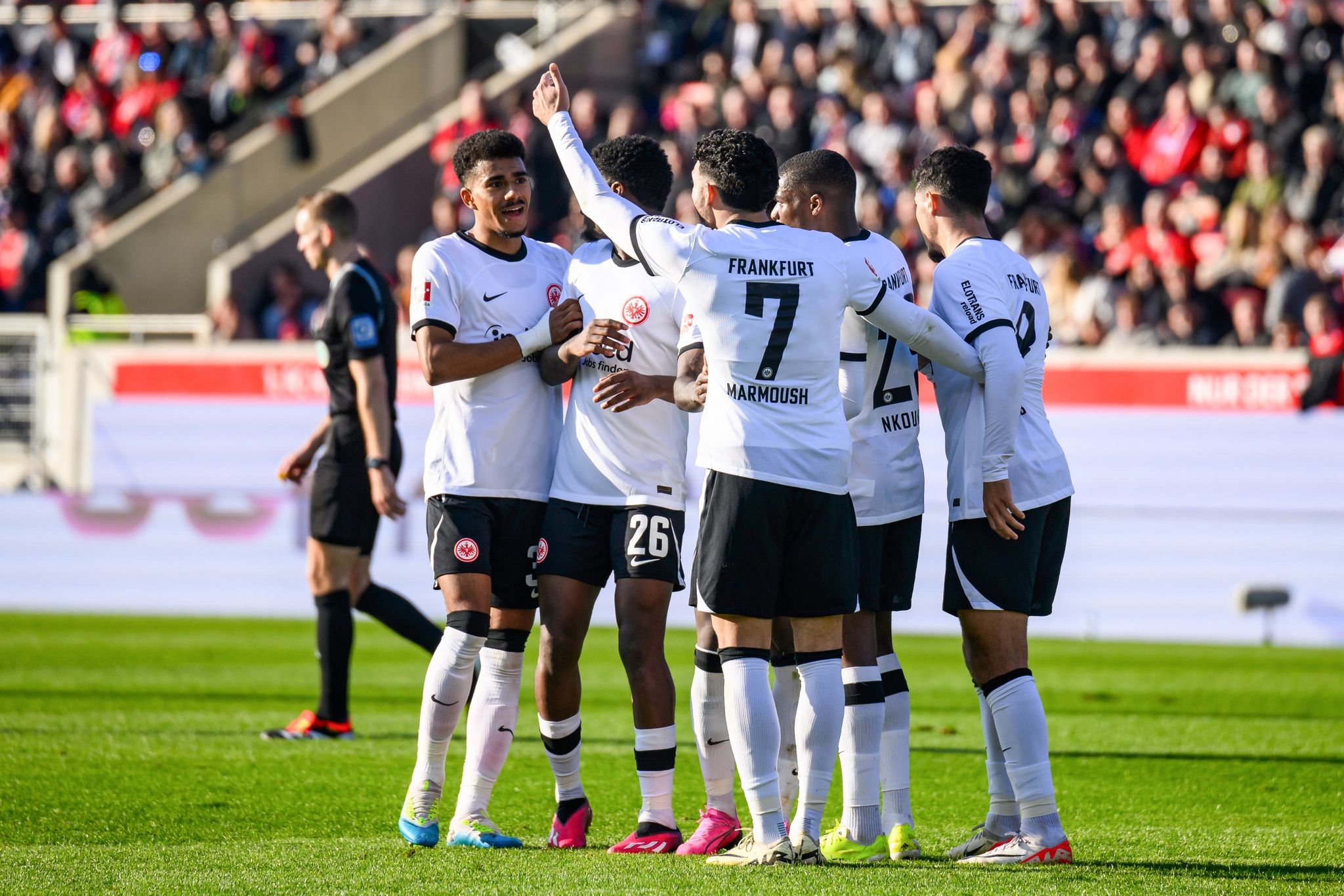 Platzfehler und Nkounkou: Frankfurter Sieglos-Serie endet