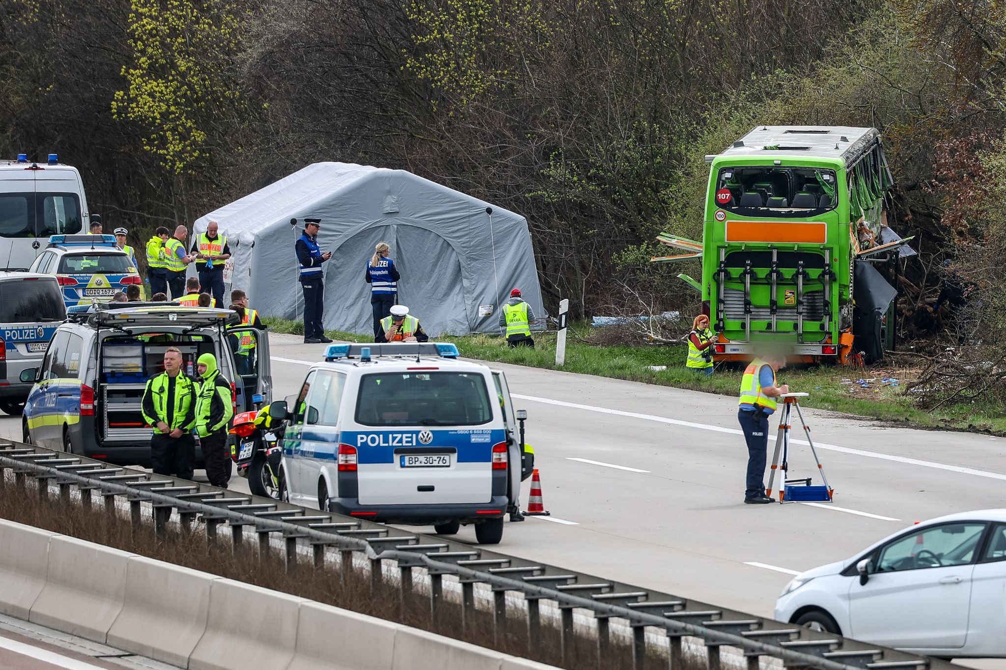 Busunglück auf A9 bei Leipzig: Ermittlungen zur Unfallursache im Fokus