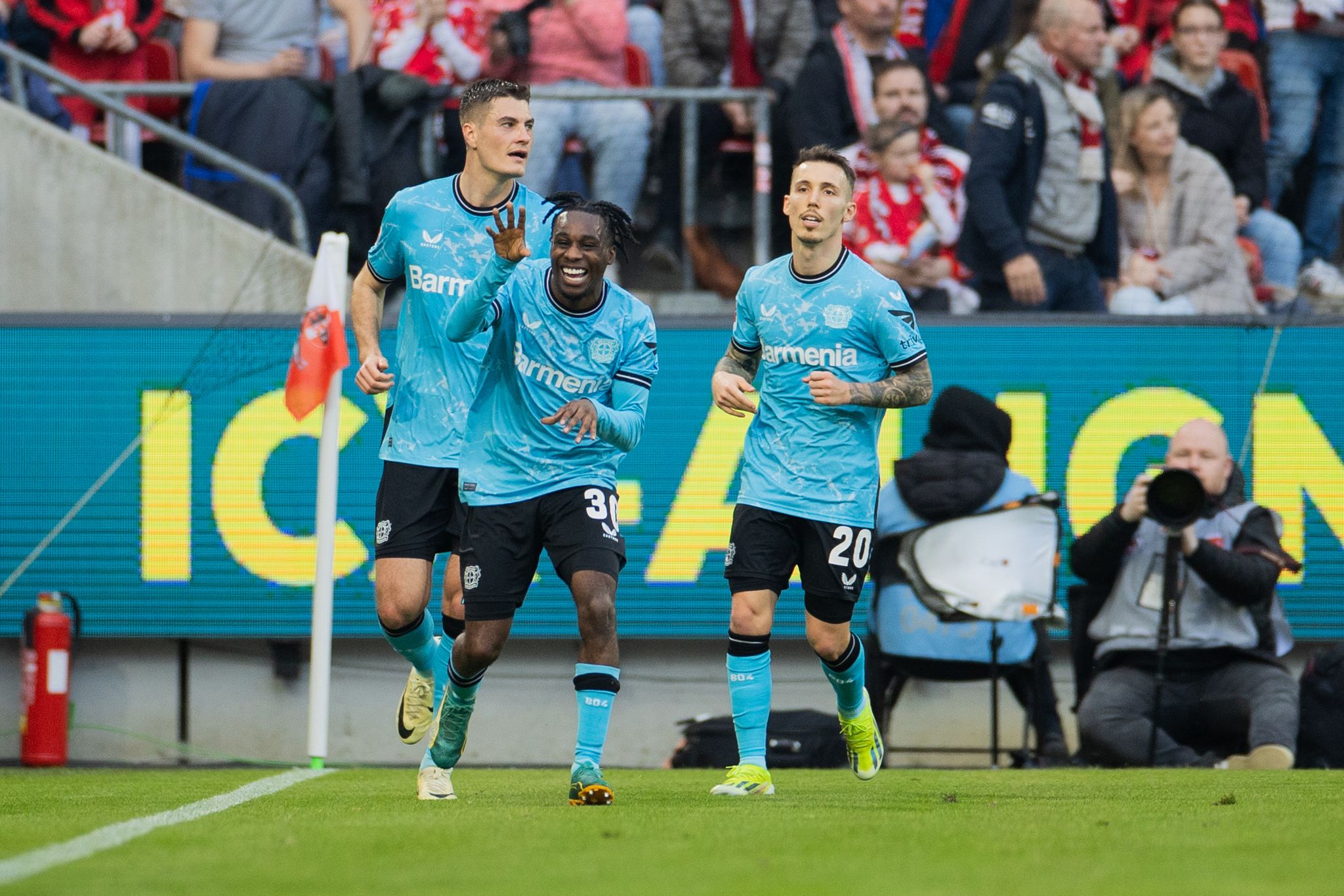 Bayern München profitiert von Leverkusens Derby-Sieg