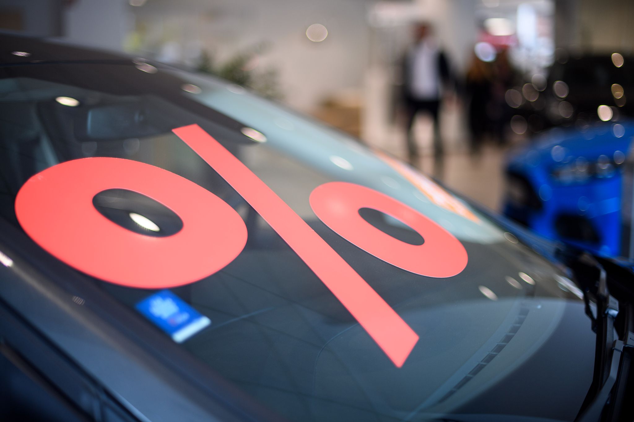 Hersteller setzen verstärkt auf Verbrenner mit hohen Rabatten