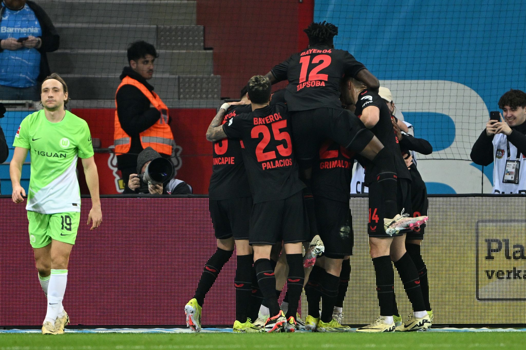 Leverkusen siegt unbeirrt von Bayerns Tor-Festival