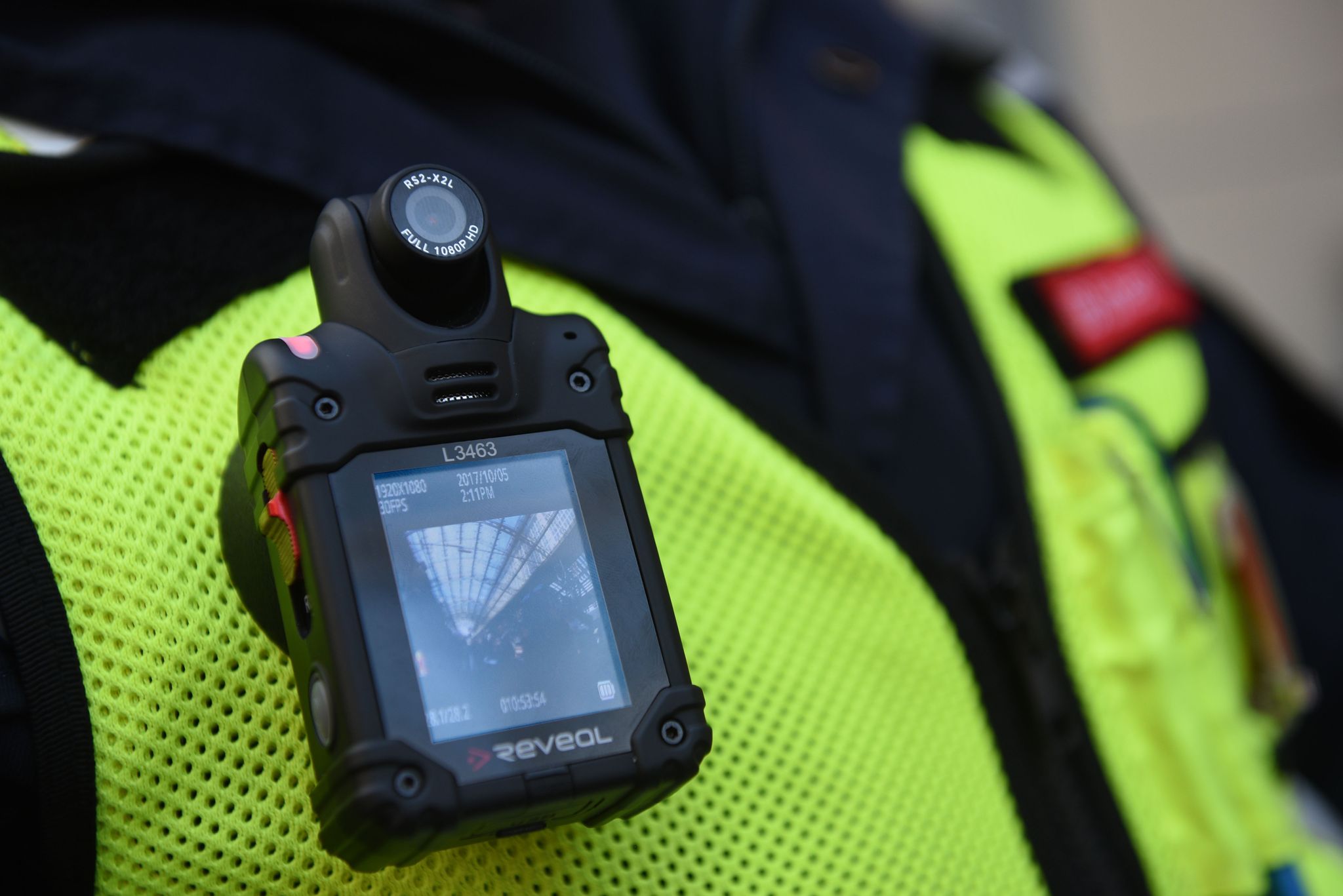 Bahn bietet Zugbegleitern Tragen von Bodycams an