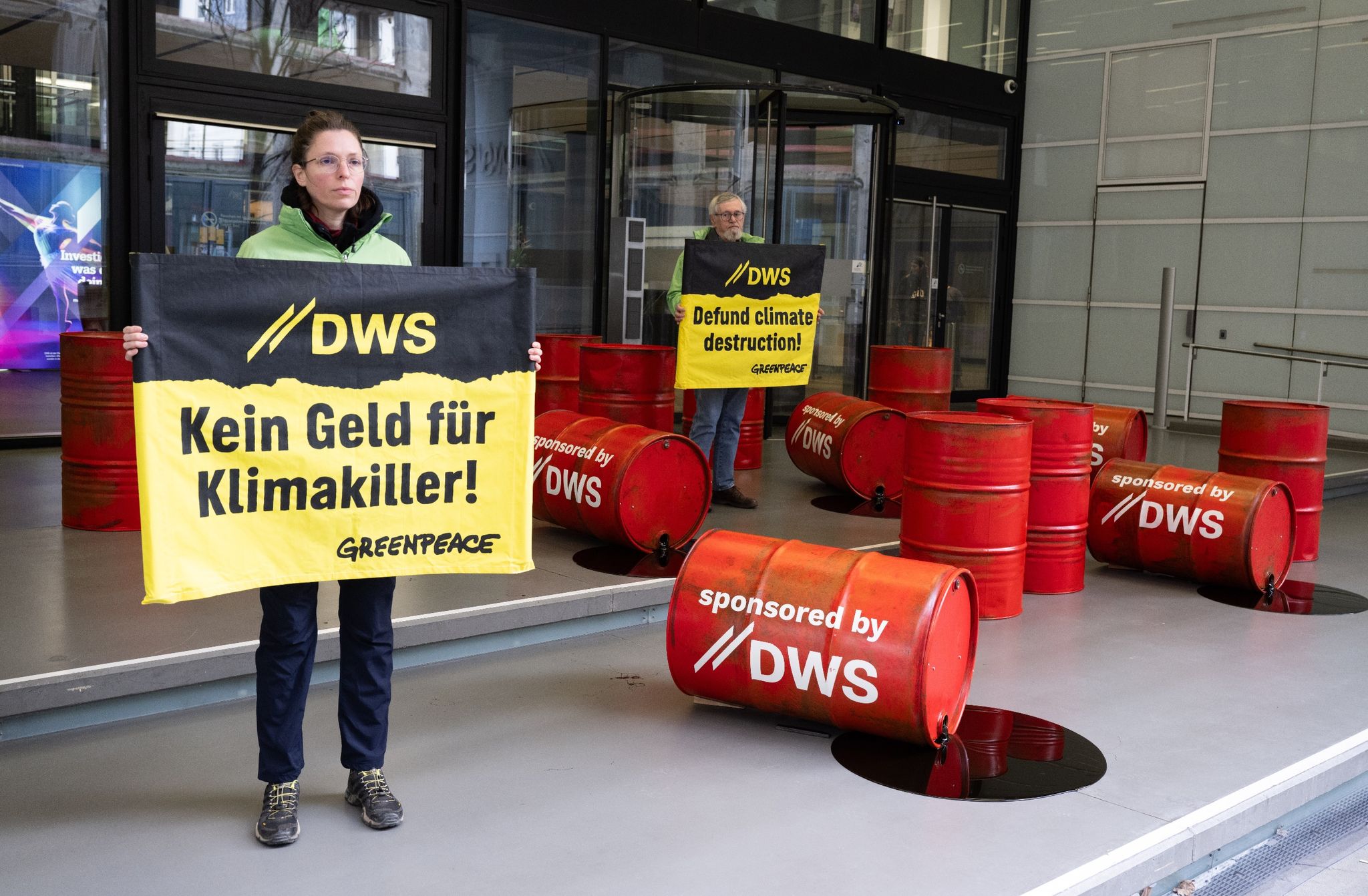 Greenpeace protestiert gegen Deutsche-Bank-Fondstochter DWS