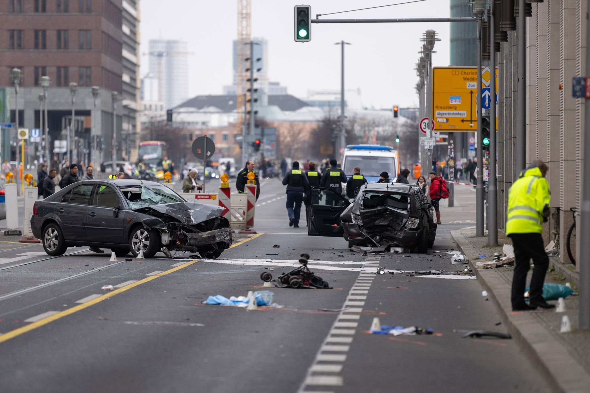 Frau stirbt nach schwerem Verkehrsunfall in Berlin