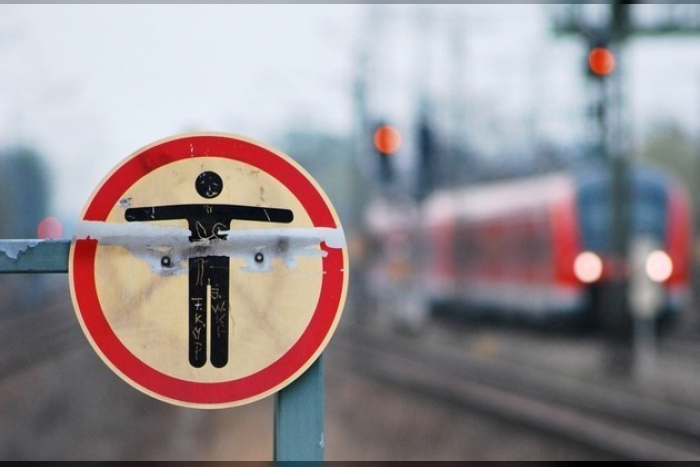 Oberleitung: Steine und Äste auf Gleise gelegt – Zeugen gesucht!