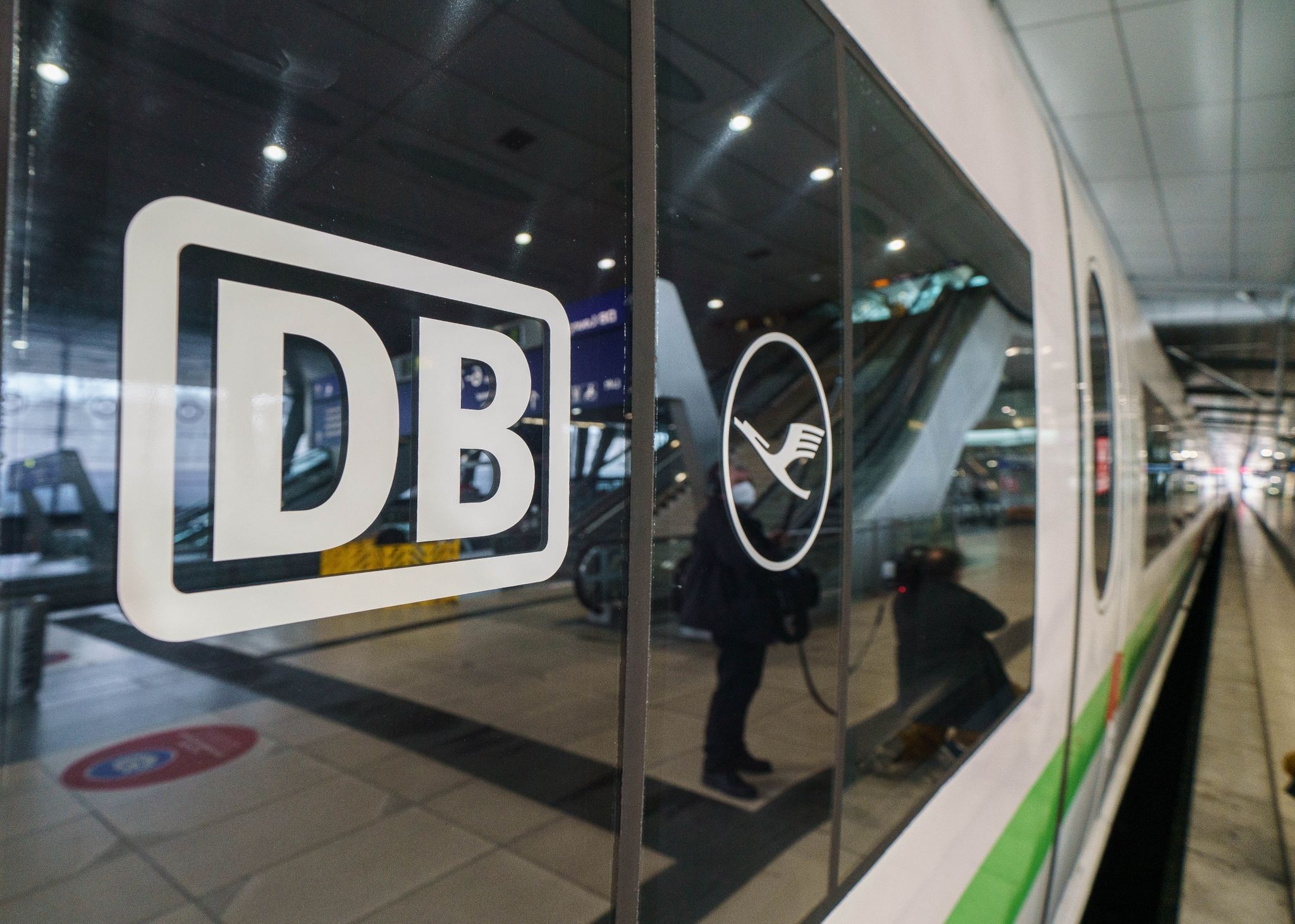 Streikchaos in Deutschland: Züge und Flüge fallen aus