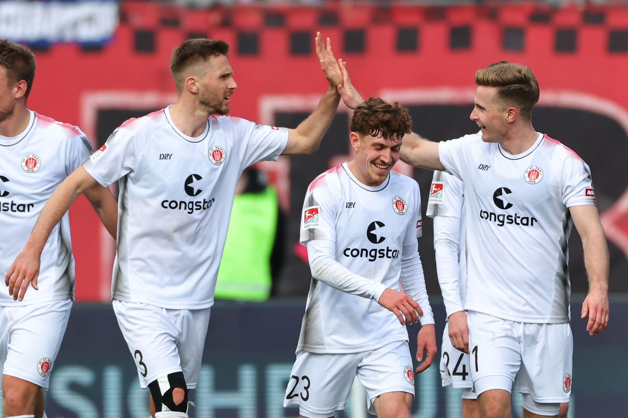 FC St. Pauli siegt gegen Nürnberg und bleibt Tabellenführer