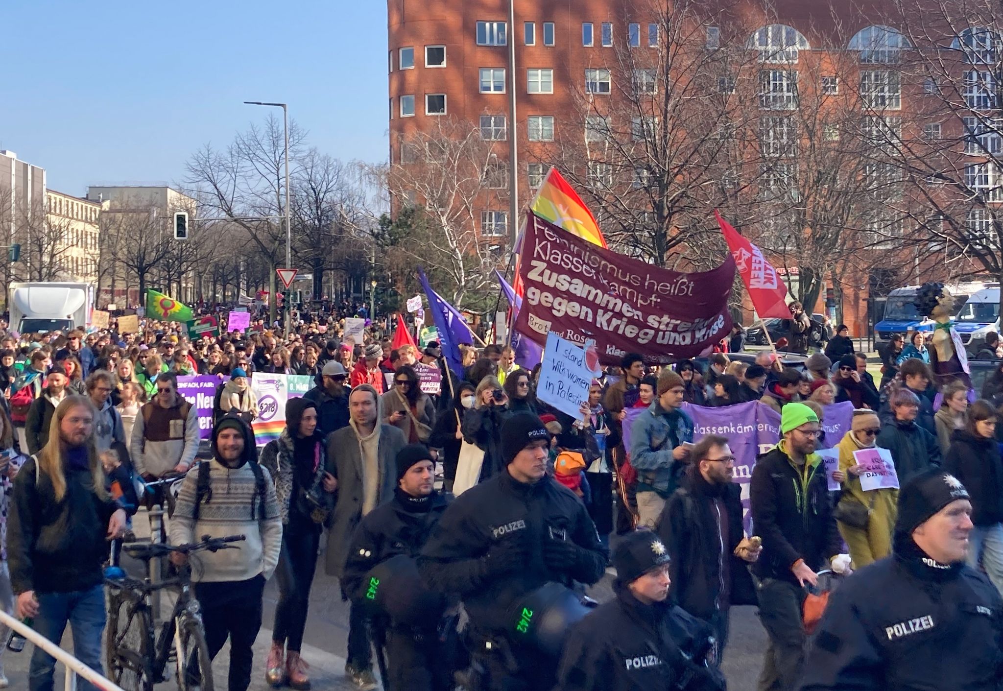 Internationaler Frauentag in Berlin: Tausende fordern bessere Bedingungen