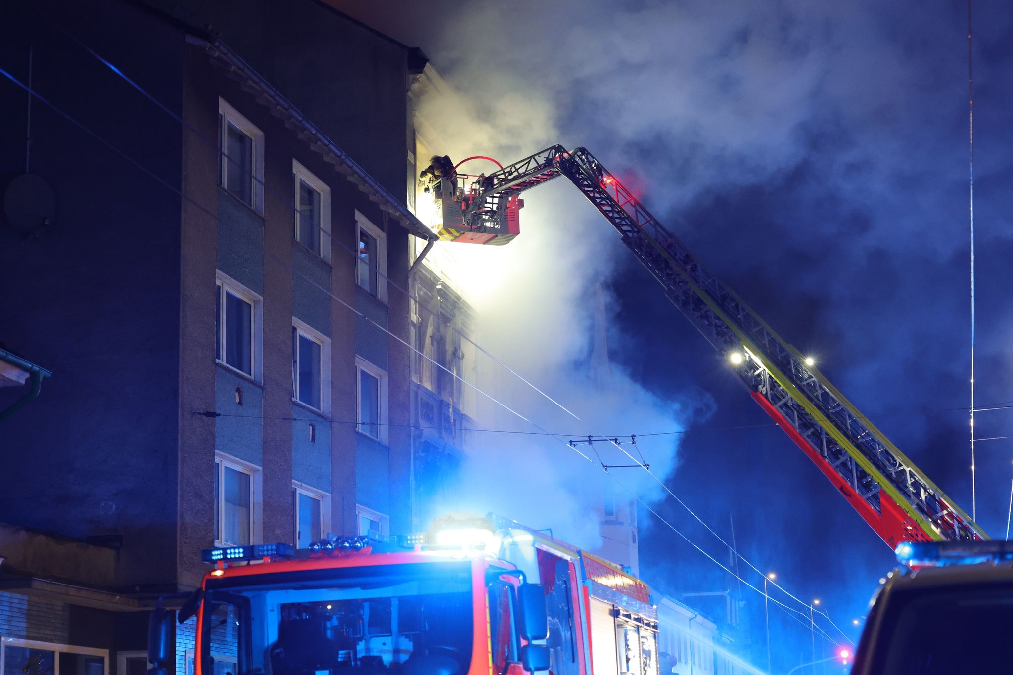 Tragischer Großbrand in Solinger Altbau fordert drei Tote und ein vermisstes Kleinkind