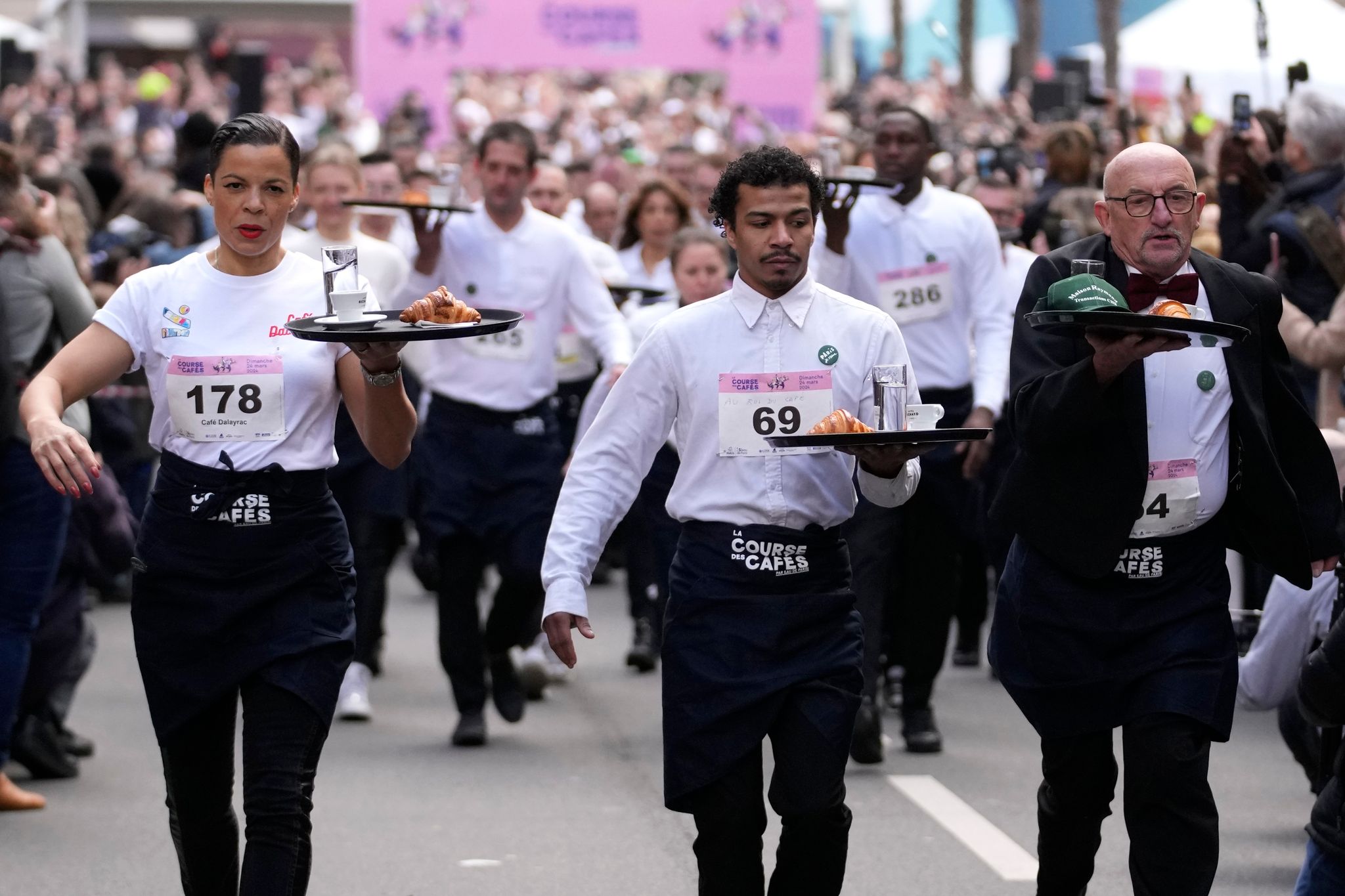 Pariser Kellner und Kellnerinnen laufen wieder um die Wette