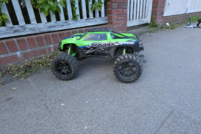 Bad Oldesloe: Treffen zwischen Rollstuhlfahrerin und ferngesteuertem Auto endet in Unfall