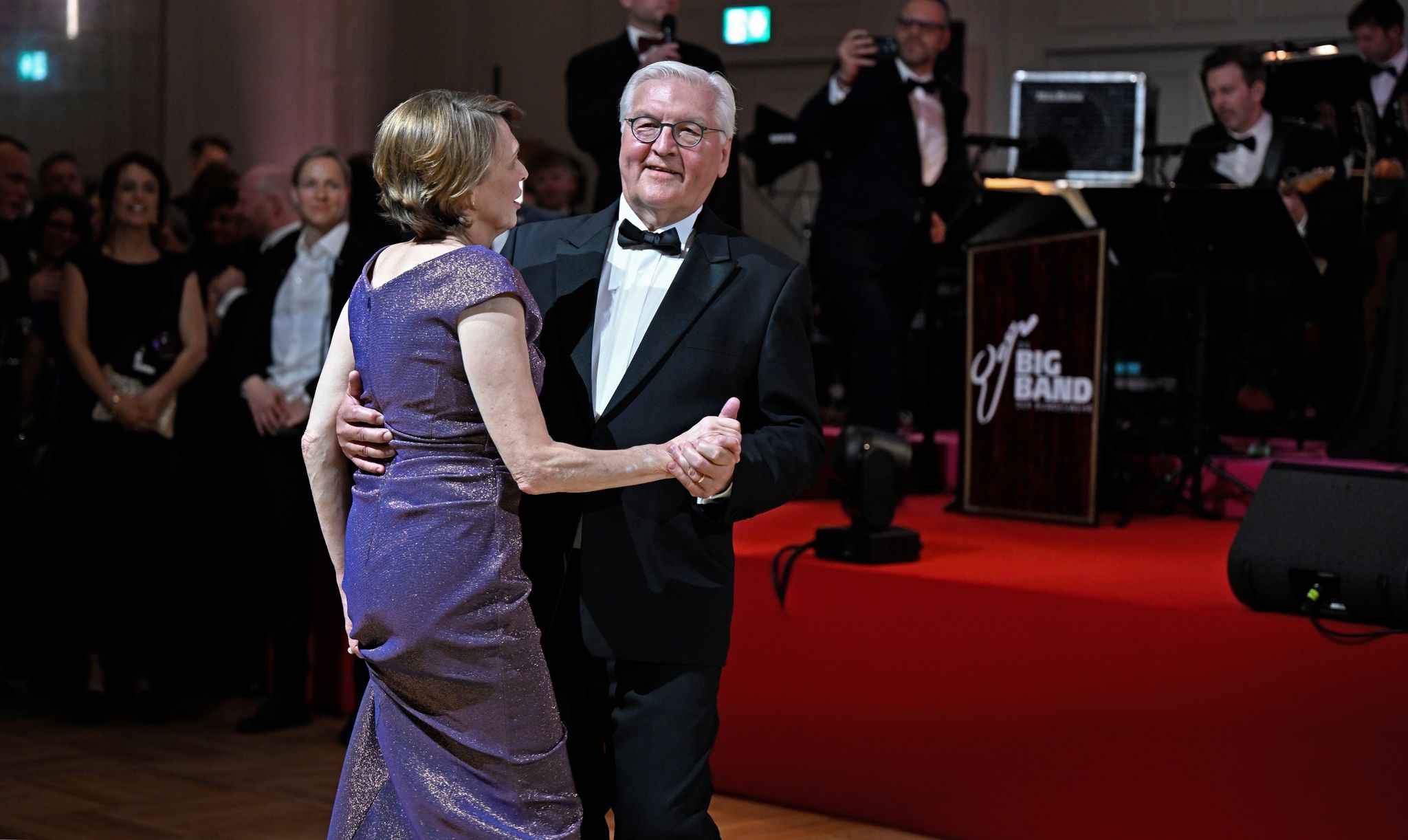 Politprominenz tanzt und diskutiert auf dem Bundespresseball