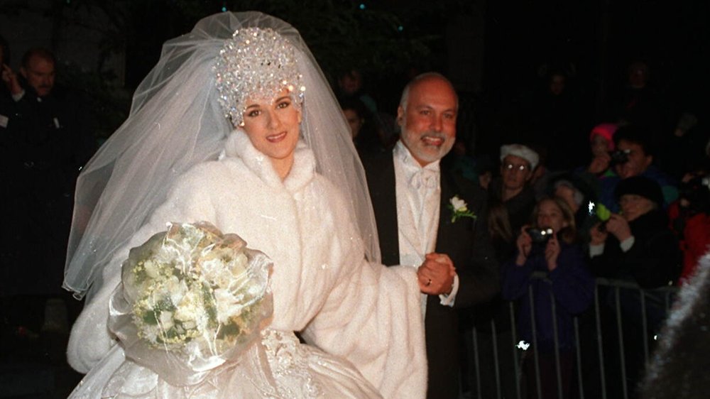 Das übergroße Diadem: Céline Dion musste nach Hochzeit ins Krankenhaus