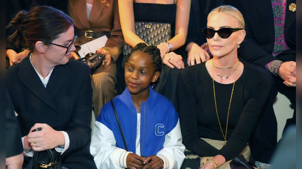 Charlize Theron: Ihre kleine Tochter begleitet sie zur Dior-Modenschau