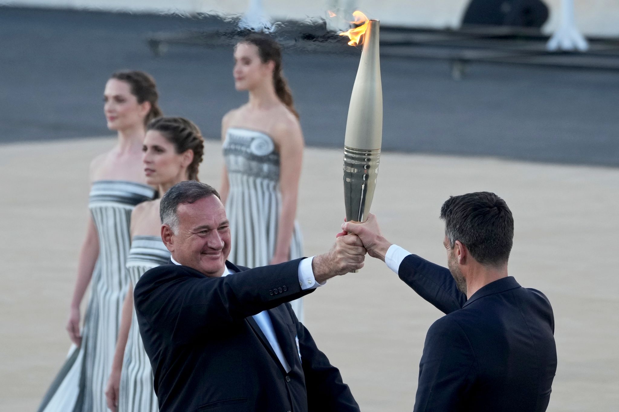 Paris übernimmt olympisches Feuer aus Athen