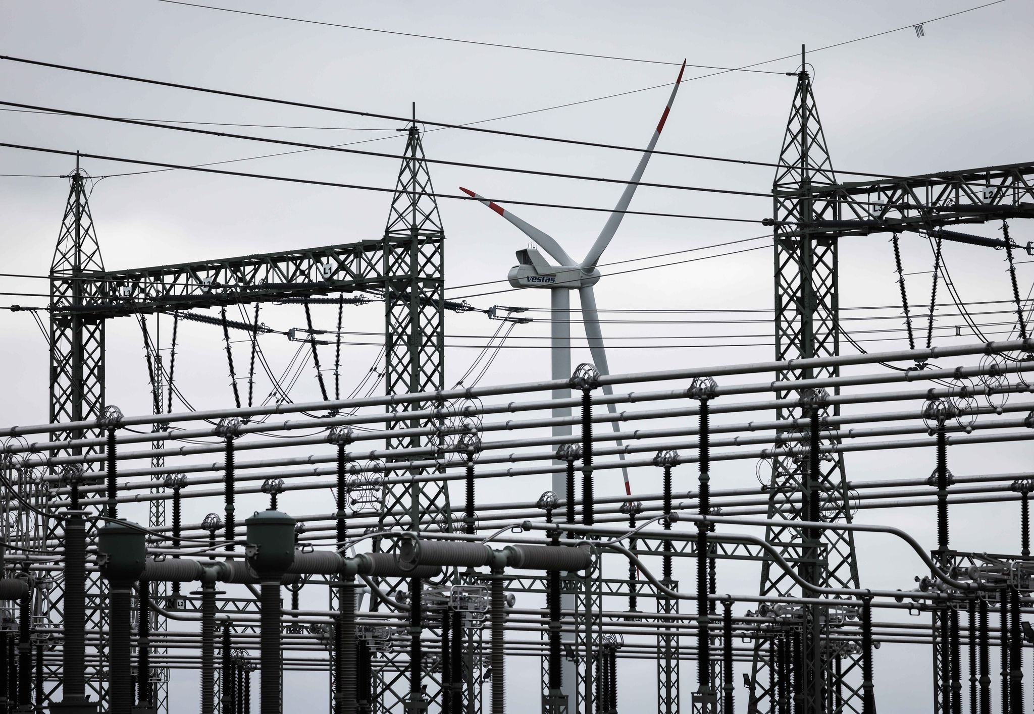 Arbeitgeber und IG Metall sehen Industriestandort in Gefahr